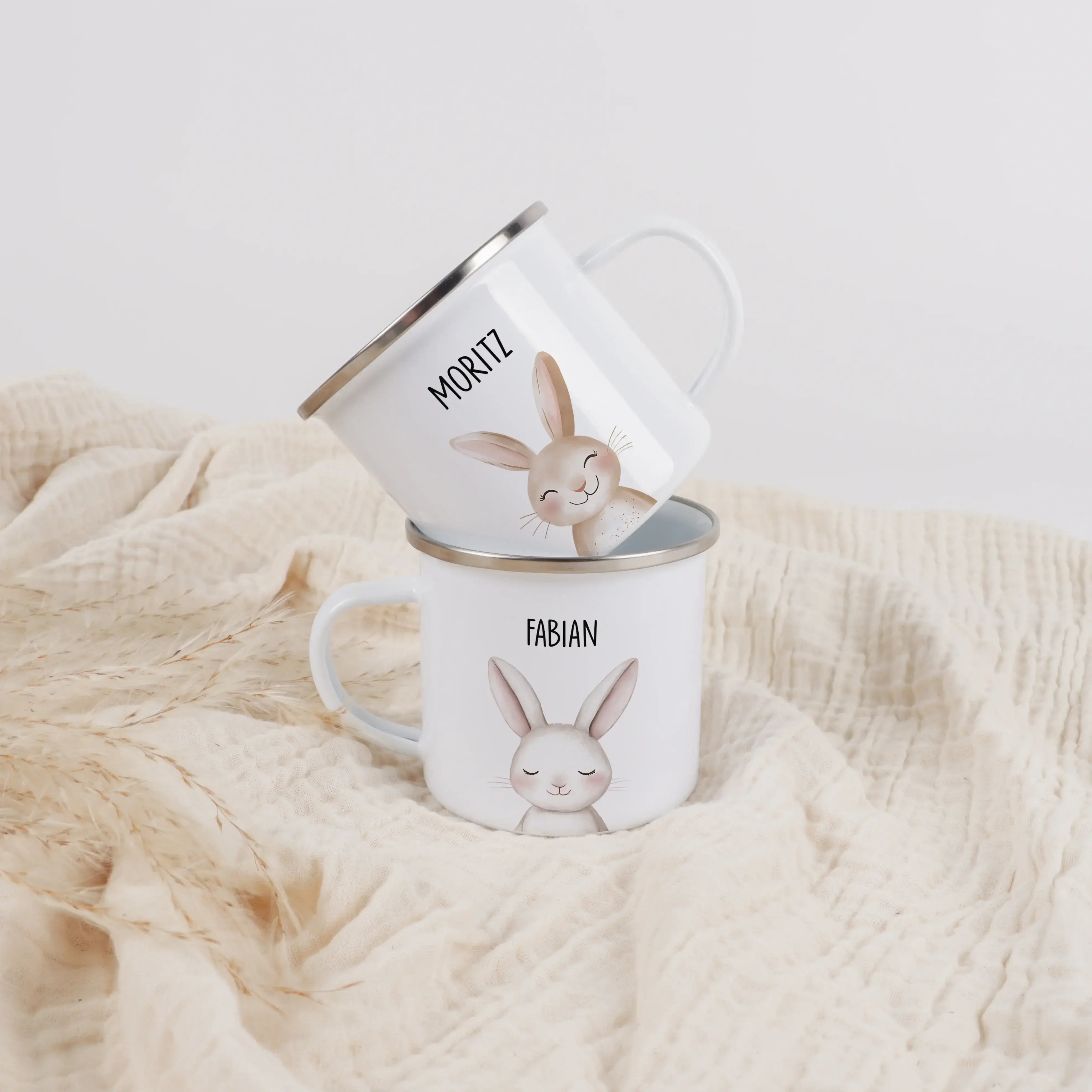 Emaille Tasse Hase Portrait-Emaille Tasse-famprints-Entdecke bei famprints die Emaille Tasse Hase Portrait – ein personalisierbarer Becher, der kleine Alltagsmomente in besondere Erinnerungen verwandelt. Das liebevoll illustrierte Hasenmotiv im Aquarellst