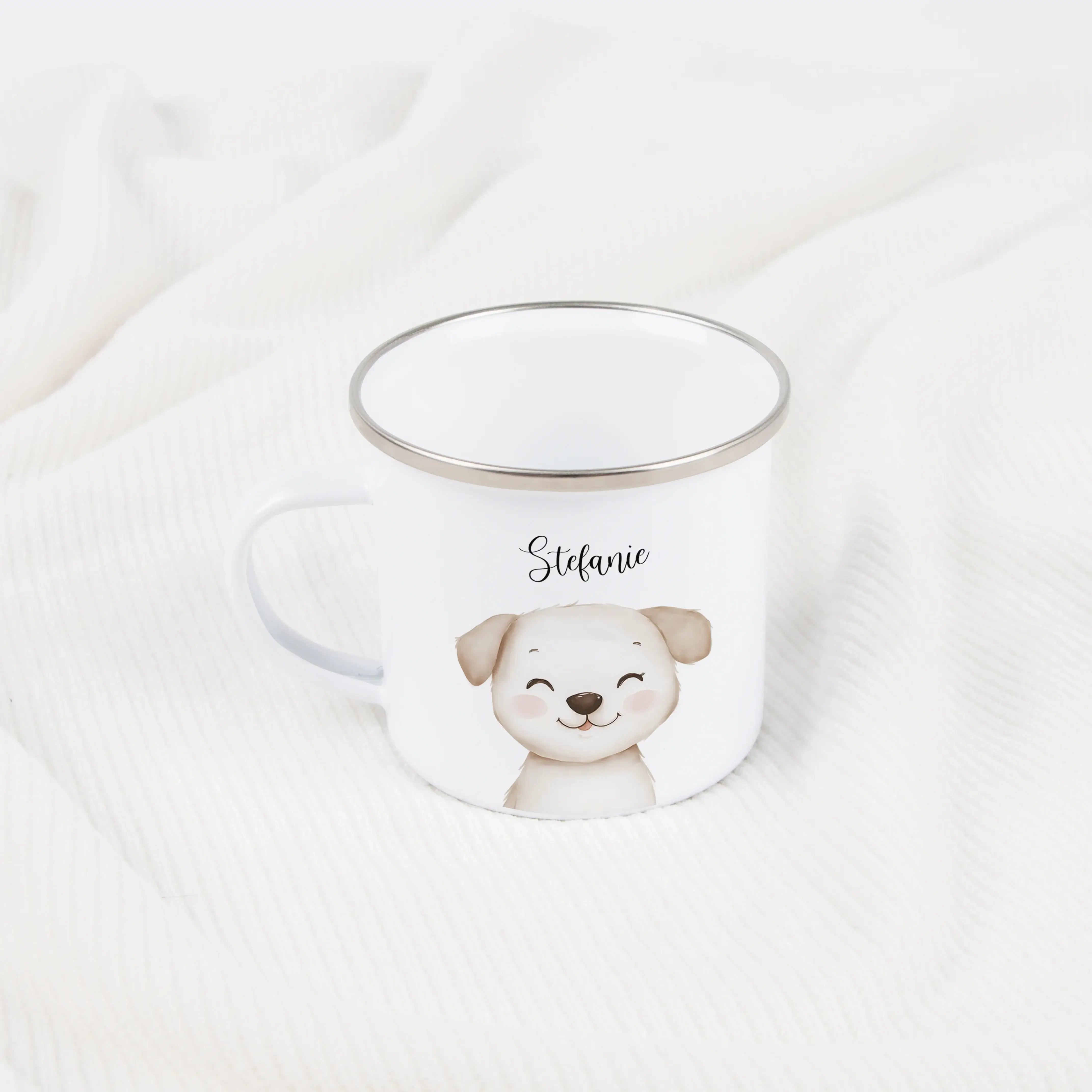 Emaille Tasse Hund Portrait-Emaille Tasse-famprints-Die Emaille Tasse Hund Portrait von famprints ist genau das Richtige für alle, die Hunde lieben und personalisierte Produkte mit Charakter suchen. Das Motiv zeigt einen liebevoll digital gemalten Hund im
