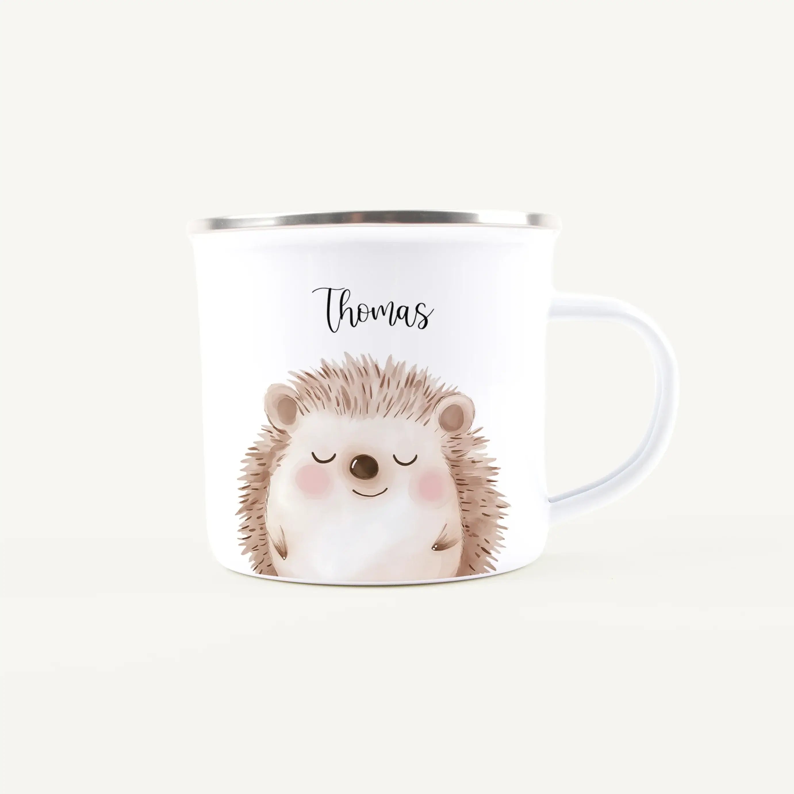 Emaille Tasse Igel Portrait-Emaille Tasse-famprints-Die Emaille Tasse Igel Portrait von famprints ist ein liebevoll gestaltetes Geschenk, das kleine Naturfreunde begeistert und den Alltag mit einem persönlichen Motiv bereichert. Der sanfte Aquarellstil de