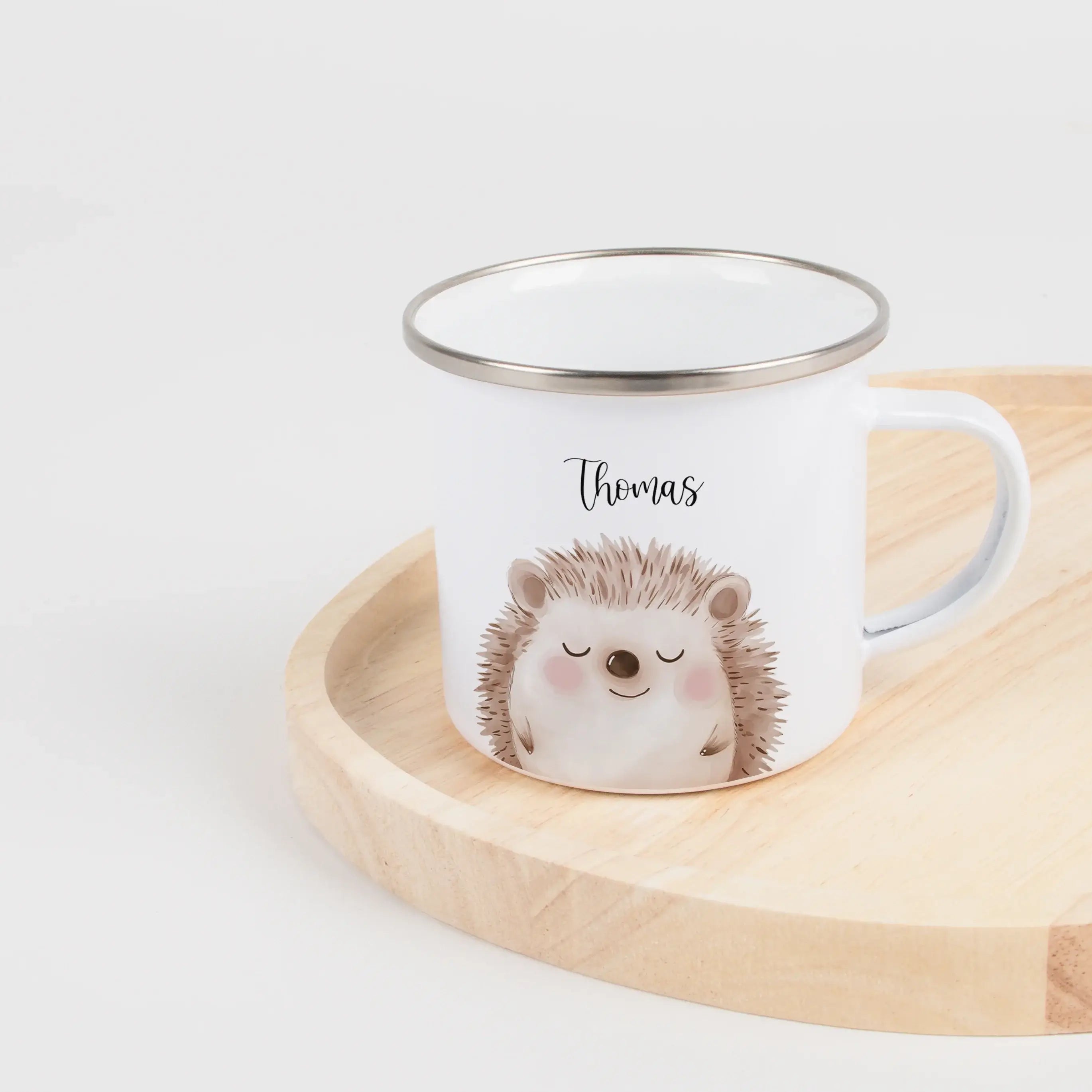 Emaille Tasse Igel Portrait-Emaille Tasse-famprints-Die Emaille Tasse Igel Portrait von famprints ist ein liebevoll gestaltetes Geschenk, das kleine Naturfreunde begeistert und den Alltag mit einem persönlichen Motiv bereichert. Der sanfte Aquarellstil de