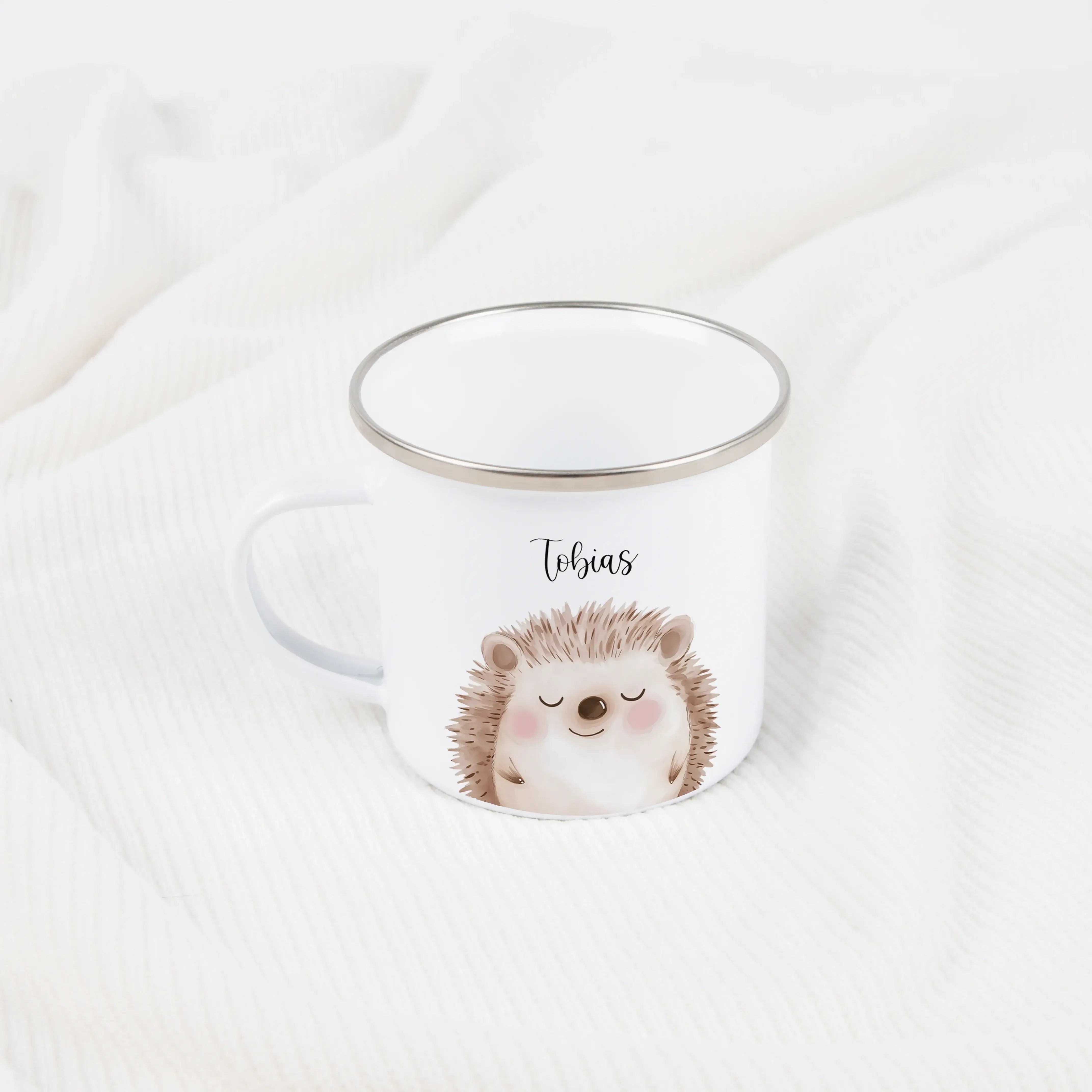 Emaille Tasse Igel Portrait-Emaille Tasse-famprints-Die Emaille Tasse Igel Portrait von famprints ist ein liebevoll gestaltetes Geschenk, das kleine Naturfreunde begeistert und den Alltag mit einem persönlichen Motiv bereichert. Der sanfte Aquarellstil de