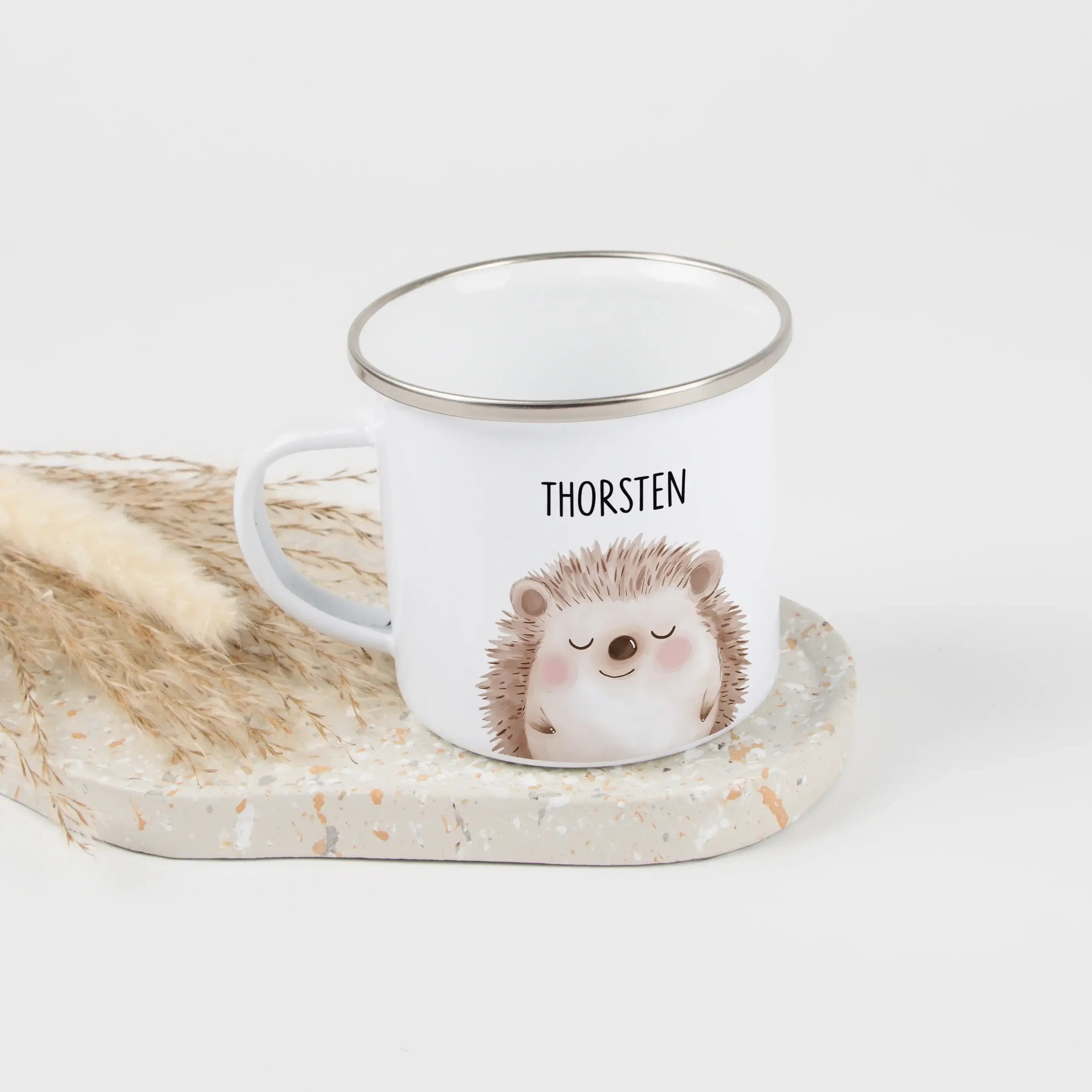 Emaille Tasse Igel Portrait-Emaille Tasse-famprints-Die Emaille Tasse Igel Portrait von famprints ist ein liebevoll gestaltetes Geschenk, das kleine Naturfreunde begeistert und den Alltag mit einem persönlichen Motiv bereichert. Der sanfte Aquarellstil de