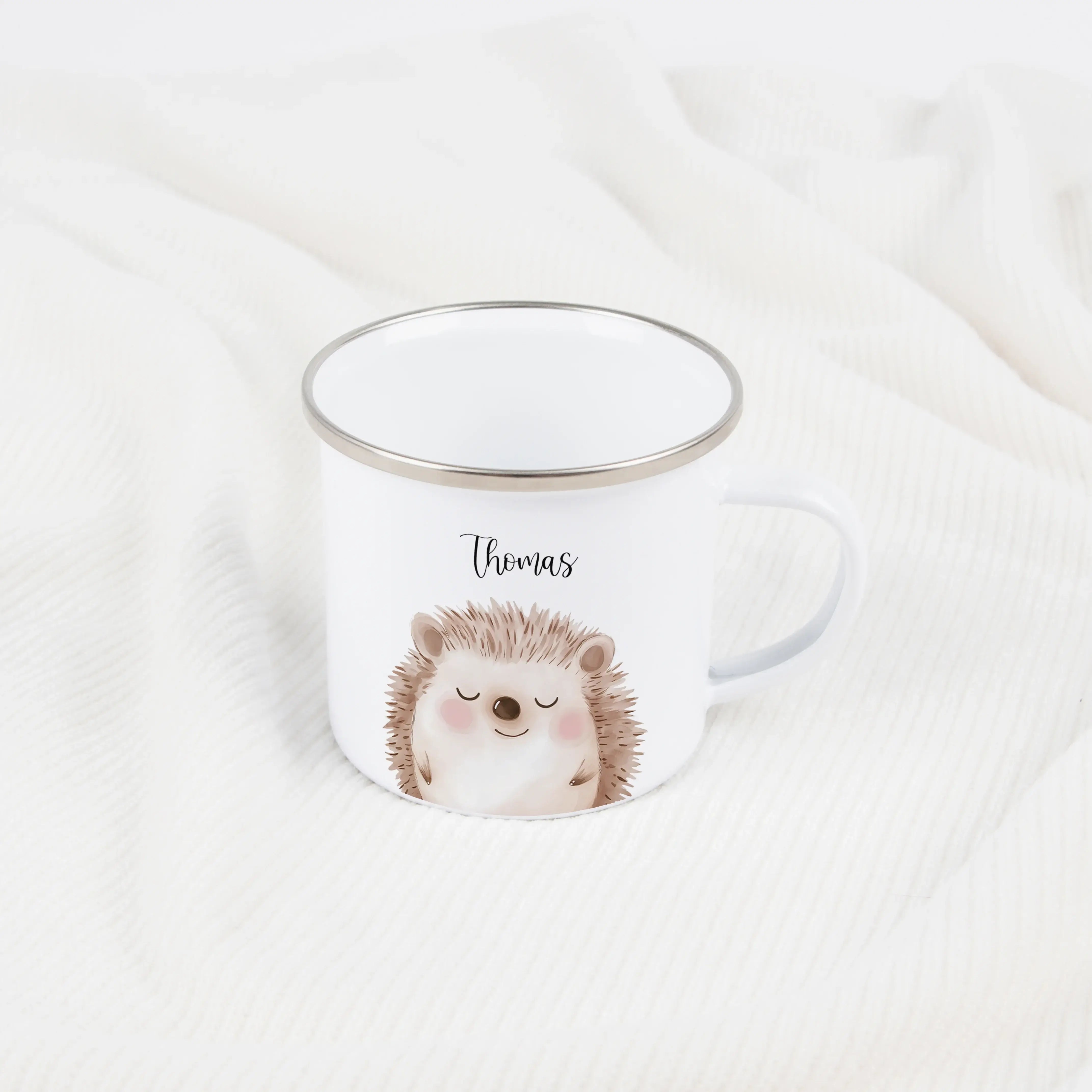 Emaille Tasse Igel Portrait-Emaille Tasse-famprints-Die Emaille Tasse Igel Portrait von famprints ist ein liebevoll gestaltetes Geschenk, das kleine Naturfreunde begeistert und den Alltag mit einem persönlichen Motiv bereichert. Der sanfte Aquarellstil de