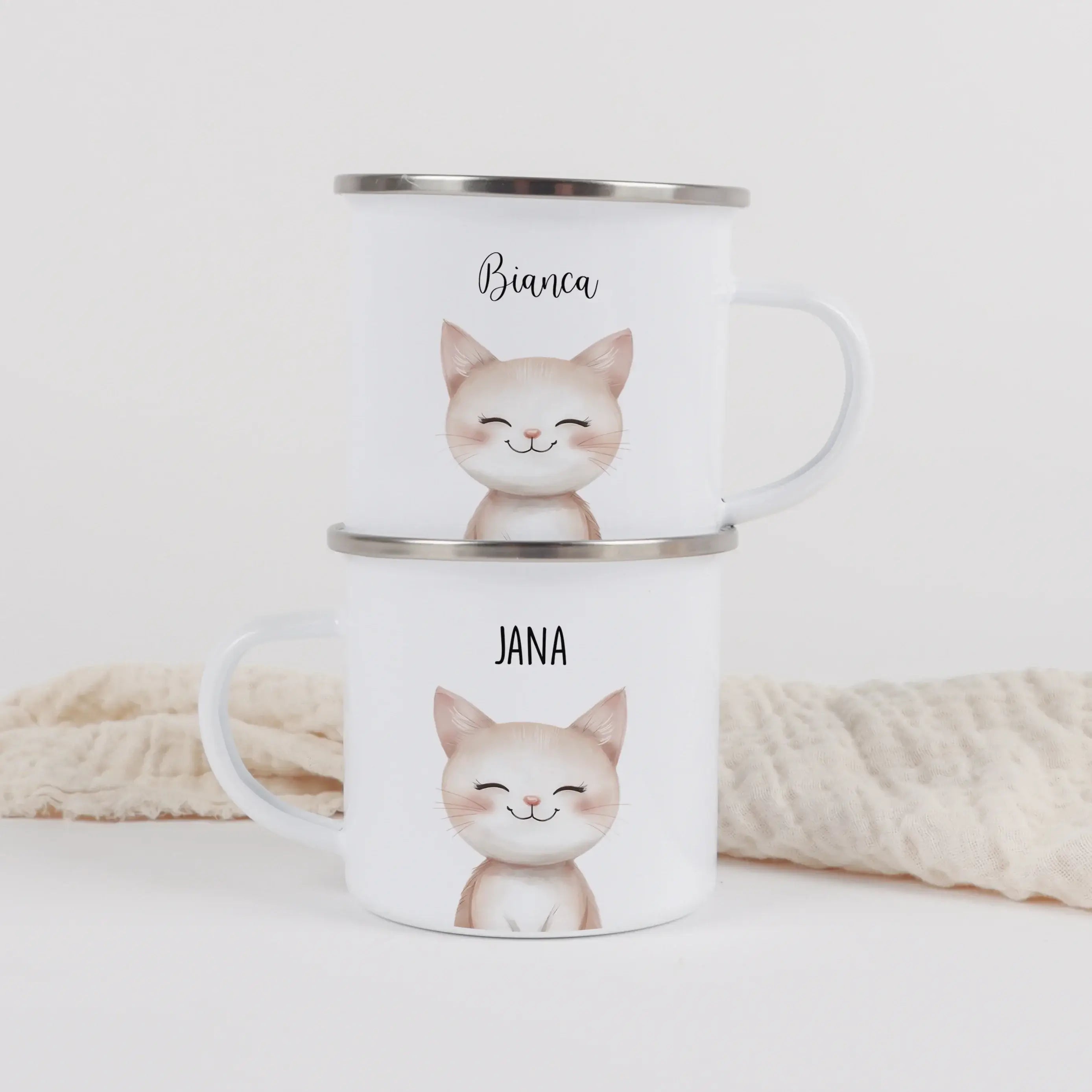 Emaille Tasse Katze Portrait-Emaille Tasse-famprints-Die Emaille Tasse Katze Portrait bringt ein liebevoll illustriertes Katzenmotiv auf einen leichten Alltagsbecher, den du bei famprints mit deinem Wunschtext personalisieren kannst. Das Design in Aquarel
