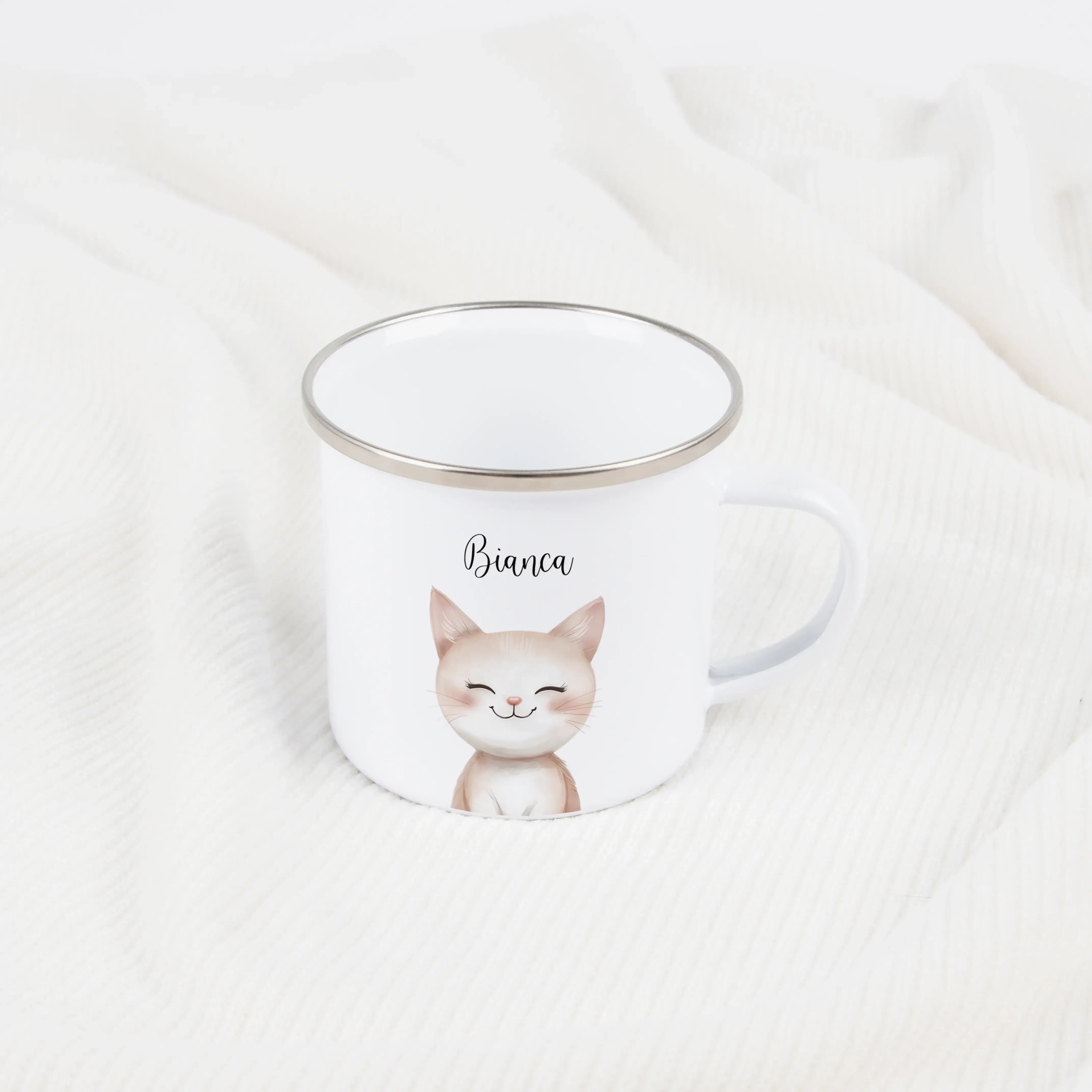 Emaille Tasse Katze Portrait-Emaille Tasse-famprints-Die Emaille Tasse Katze Portrait bringt ein liebevoll illustriertes Katzenmotiv auf einen leichten Alltagsbecher, den du bei famprints mit deinem Wunschtext personalisieren kannst. Das Design in Aquarel