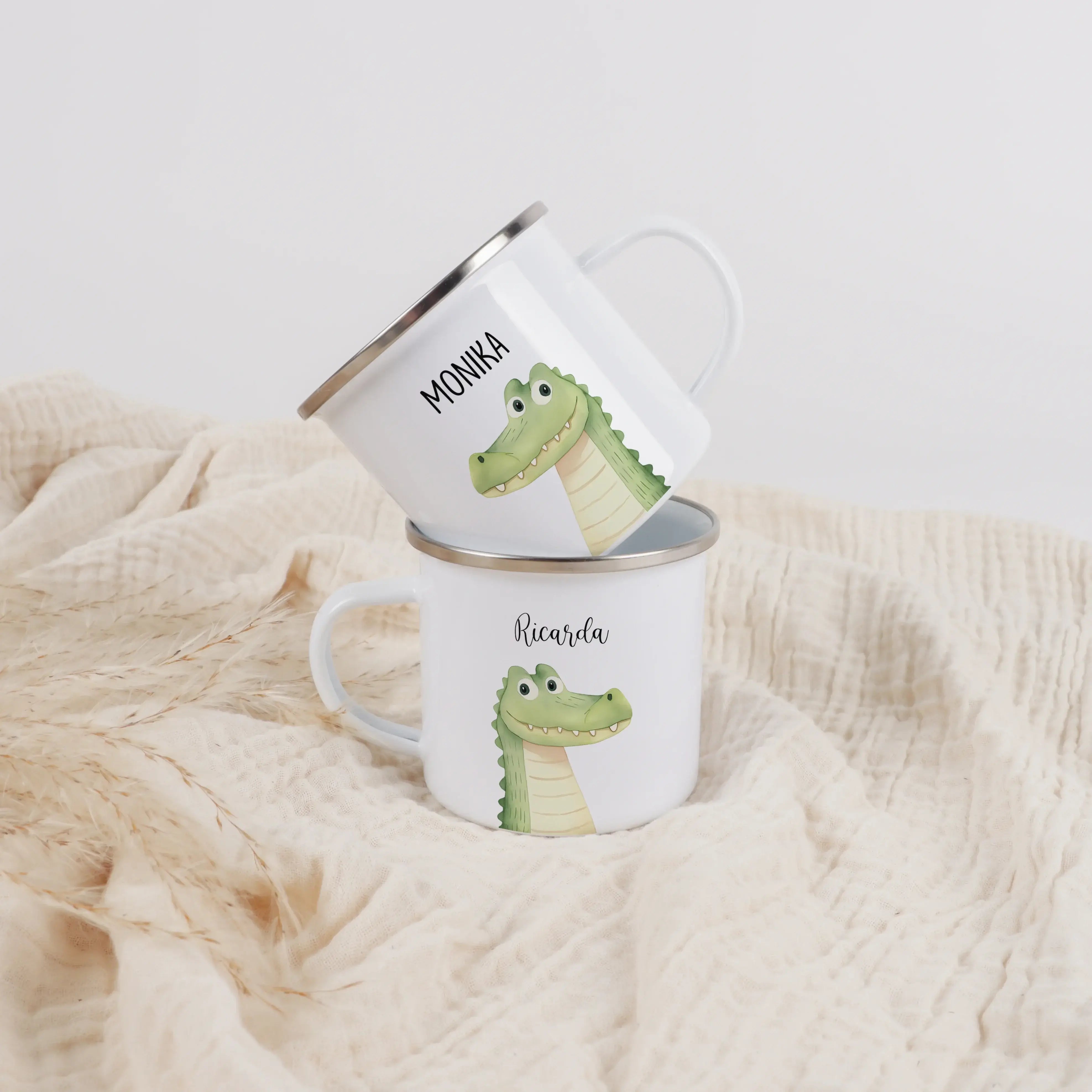 Emaille Tasse Krokodil Portrait-Emaille Tasse-famprints-Die Emaille Tasse Krokodil Portrait von famprints ist genau das Richtige, wenn du ein personalisiertes Geschenk suchst, das auffällt und im Alltag gern benutzt wird. Das detailreiche Krokodil-Motiv i