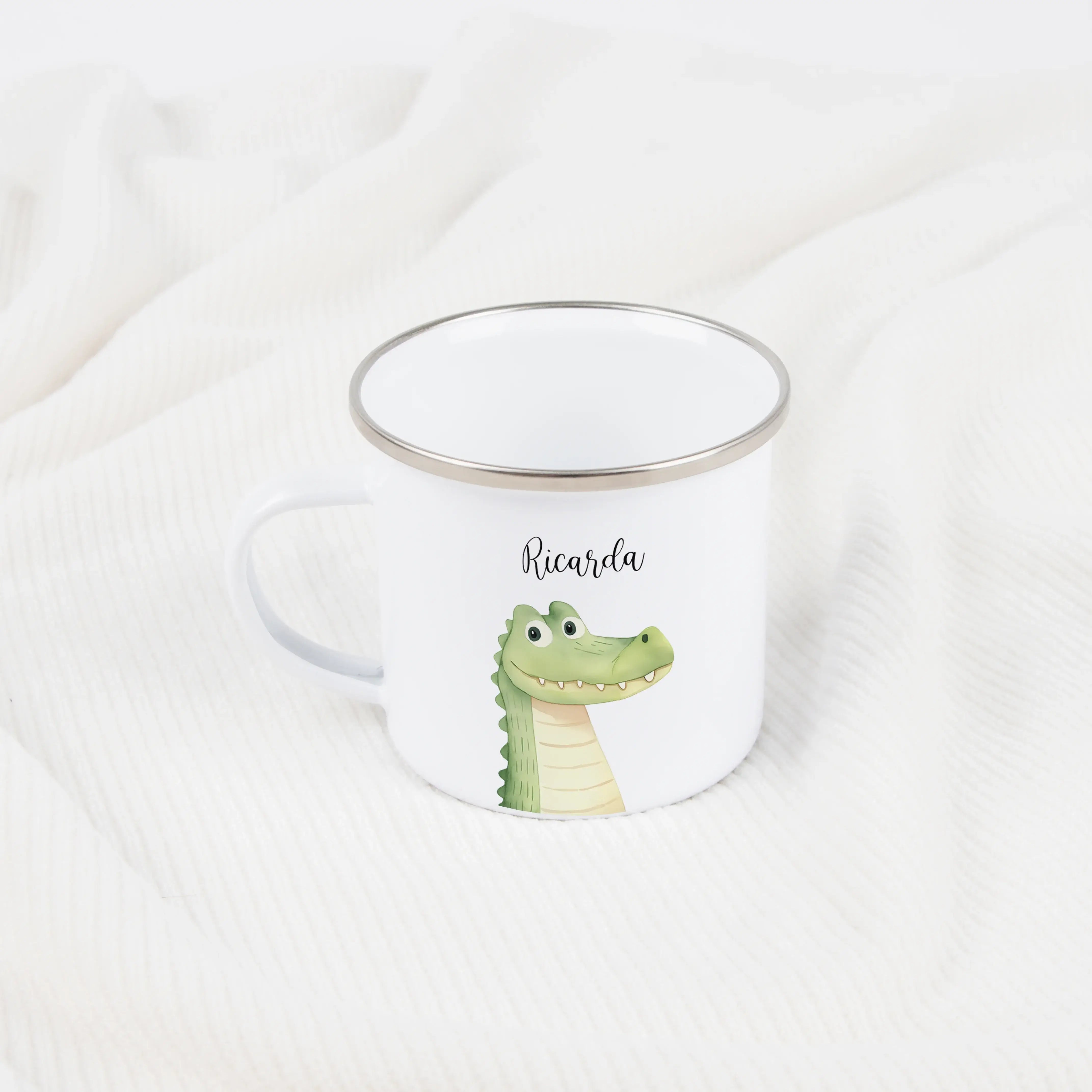 Emaille Tasse Krokodil Portrait-Emaille Tasse-famprints-Die Emaille Tasse Krokodil Portrait von famprints ist genau das Richtige, wenn du ein personalisiertes Geschenk suchst, das auffällt und im Alltag gern benutzt wird. Das detailreiche Krokodil-Motiv i