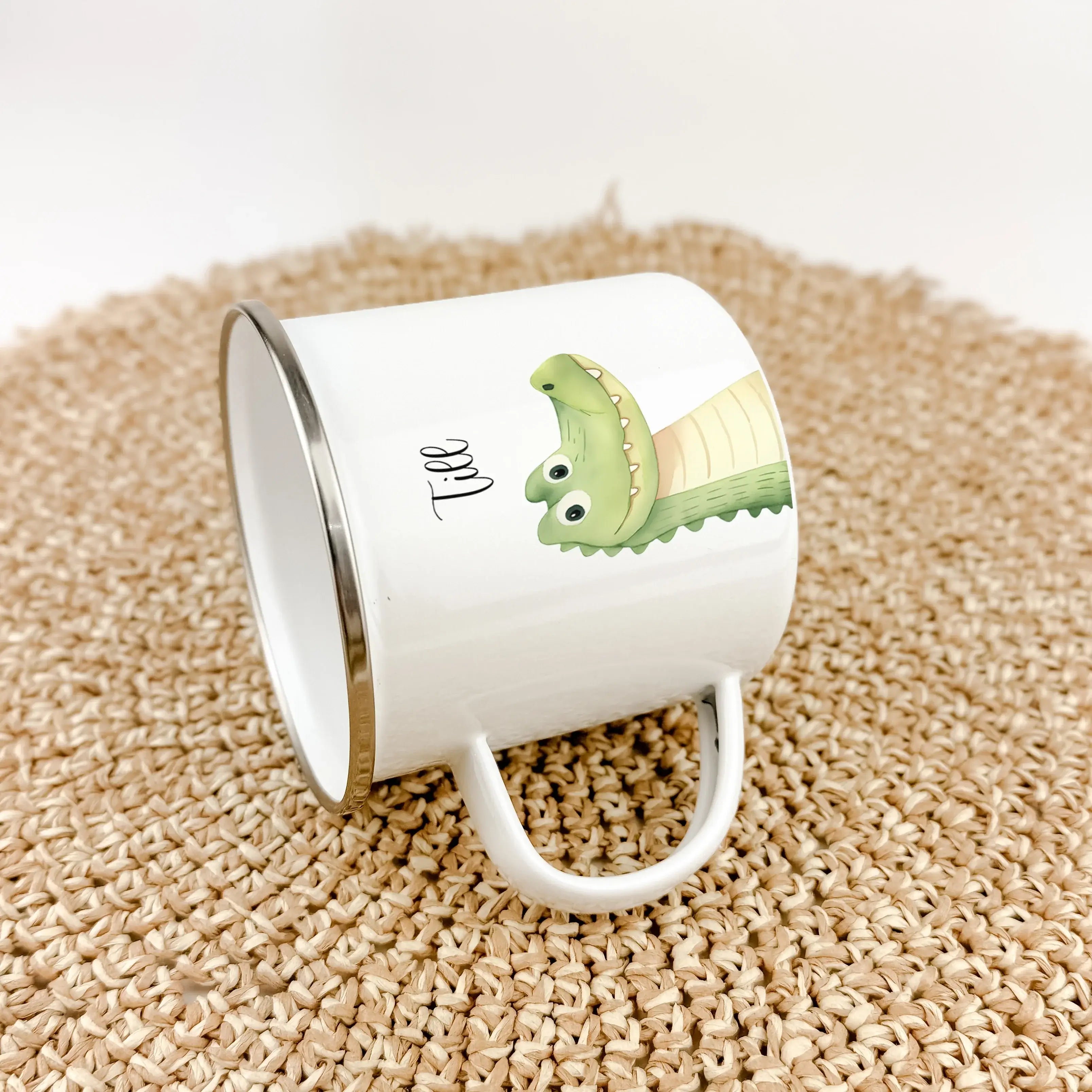 Emaille Tasse Krokodil Portrait-famprints-Emaille Tasse-Entdecke die zauberhafte Emaille Tasse Krokodil Portrait, die deinem Alltag einen besonderen Glanz verleiht und dir ein Lächeln ins Gesicht zaubert. Diese Emaille Tasse personalisiert ist mehr als nu