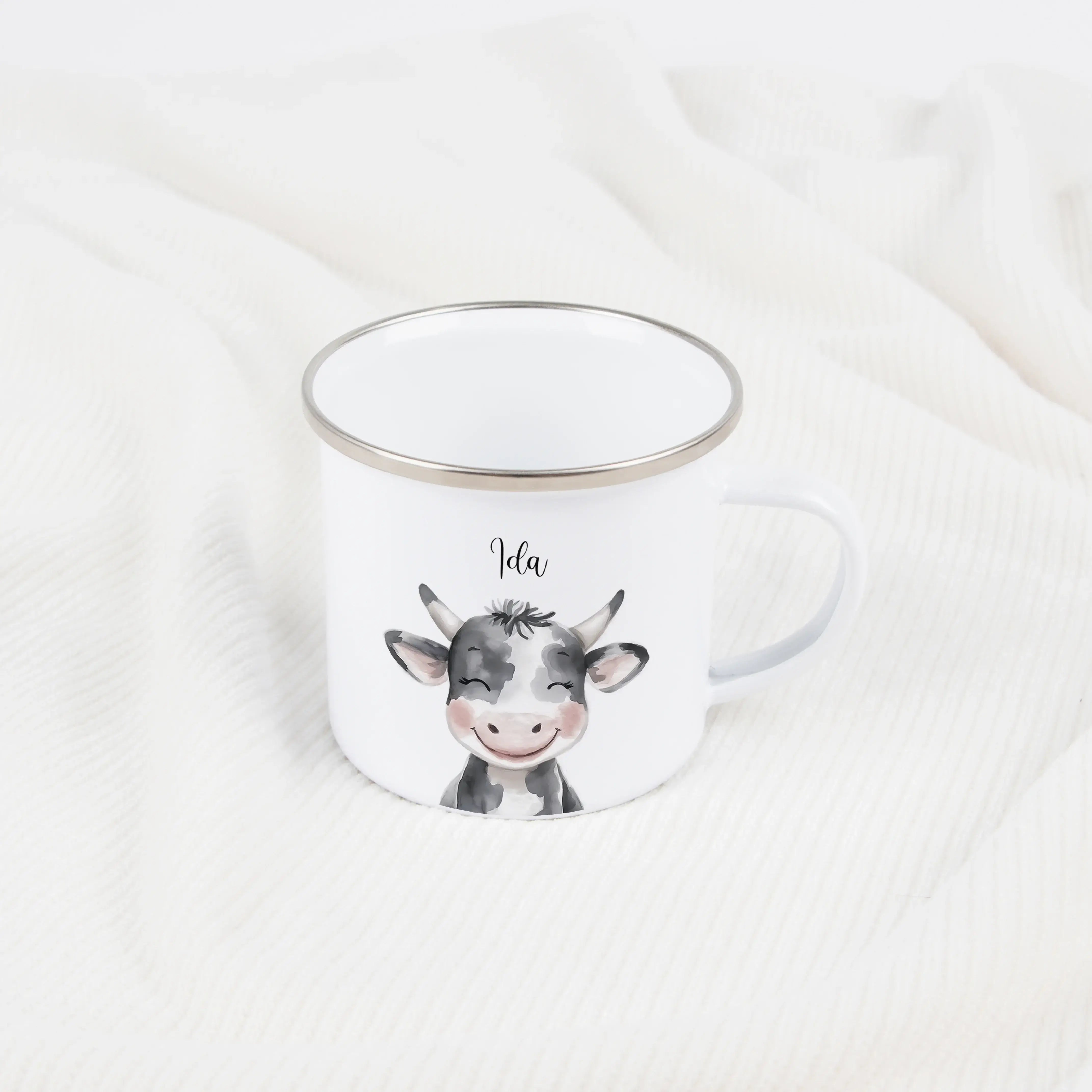 Emaille Tasse Kuh Portrait-Emaille Tasse-famprints-Die Emaille Tasse Kuh Portrait von famprints verbindet liebevolles Design mit persönlicher Note und wird schnell zum täglichen Lieblingsbegleiter. Das fröhliche Kuhmotiv im Aquarellstil wirkt lebendig und