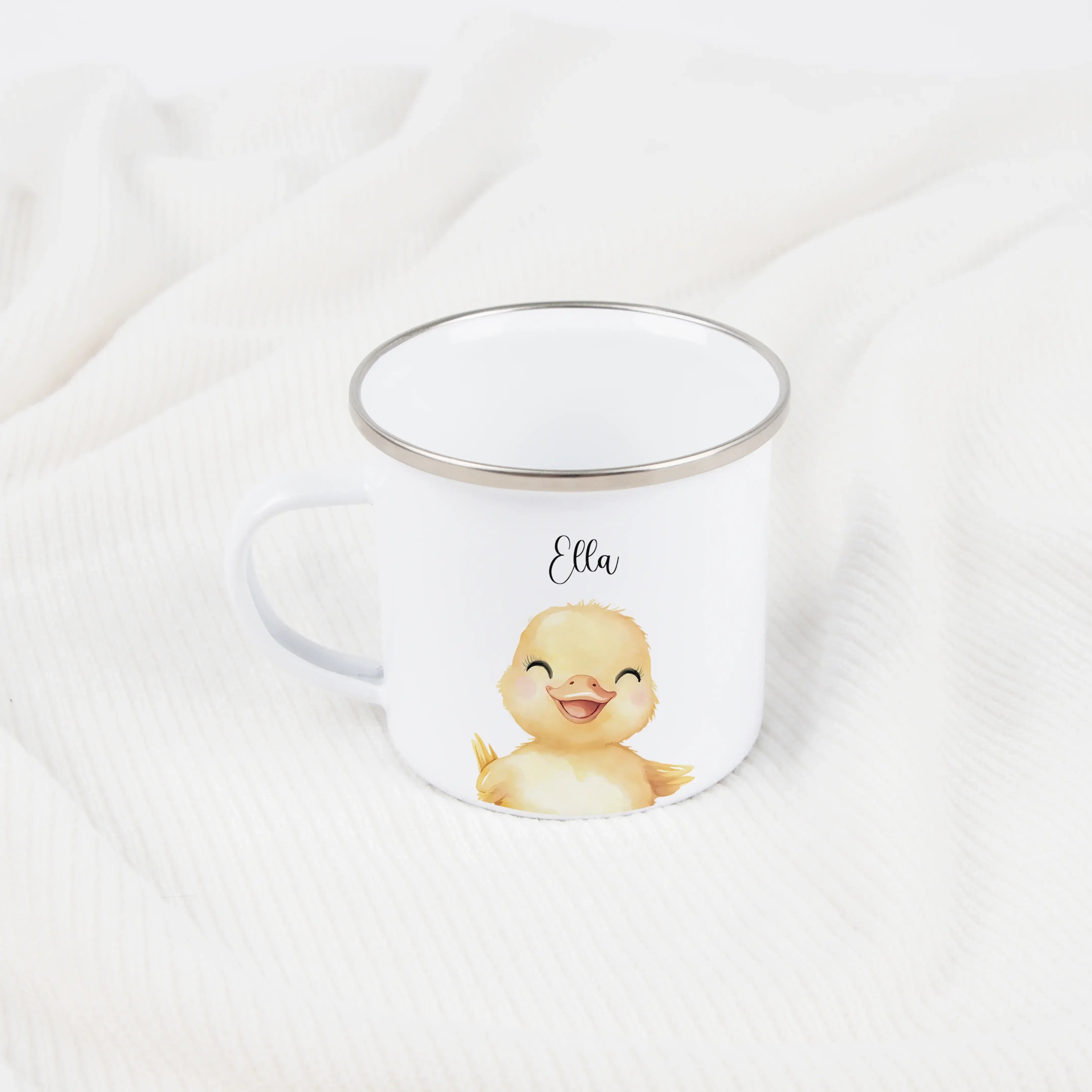 Emaille Tasse Küken Portrait-Emaille Tasse-famprints-Die Emaille Tasse Küken Portrait von famprints ist ein liebevoll gestalteter Emaille Becher, der Kinderaugen zum Leuchten bringt und Eltern mit persönlicher Note überzeugt. Das zarte Kükenmotiv im Portr