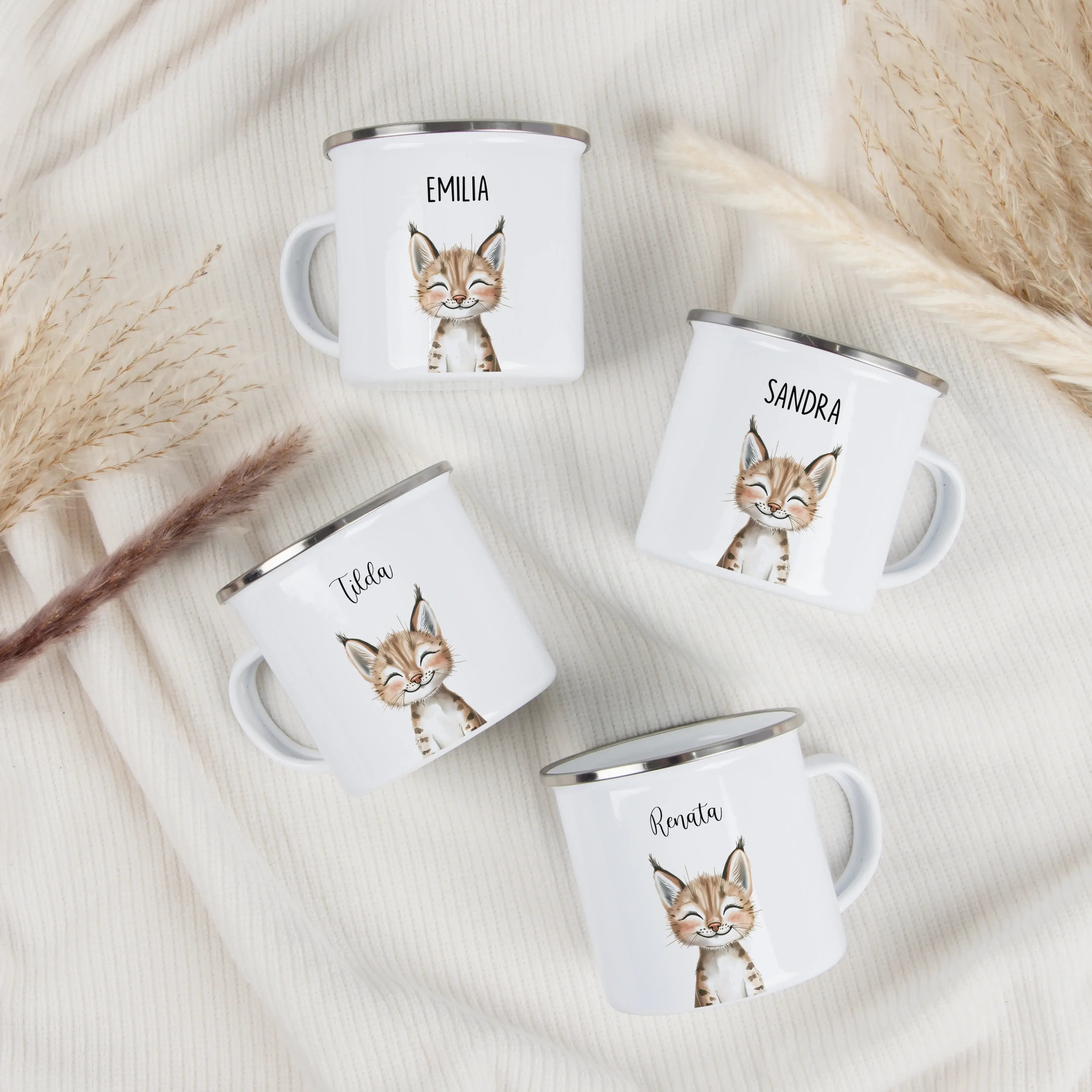 Emaille Tasse Luchs Portrait-Emaille Tasse-famprints-Die Emaille Tasse Luchs Portrait von famprints ist ein liebevoll gestalteter Becher für alle, die Tiere, Naturmotive und persönliche Geschenke schätzen. Das detailreiche Luchs-Motiv im Aquarell-Stil mac