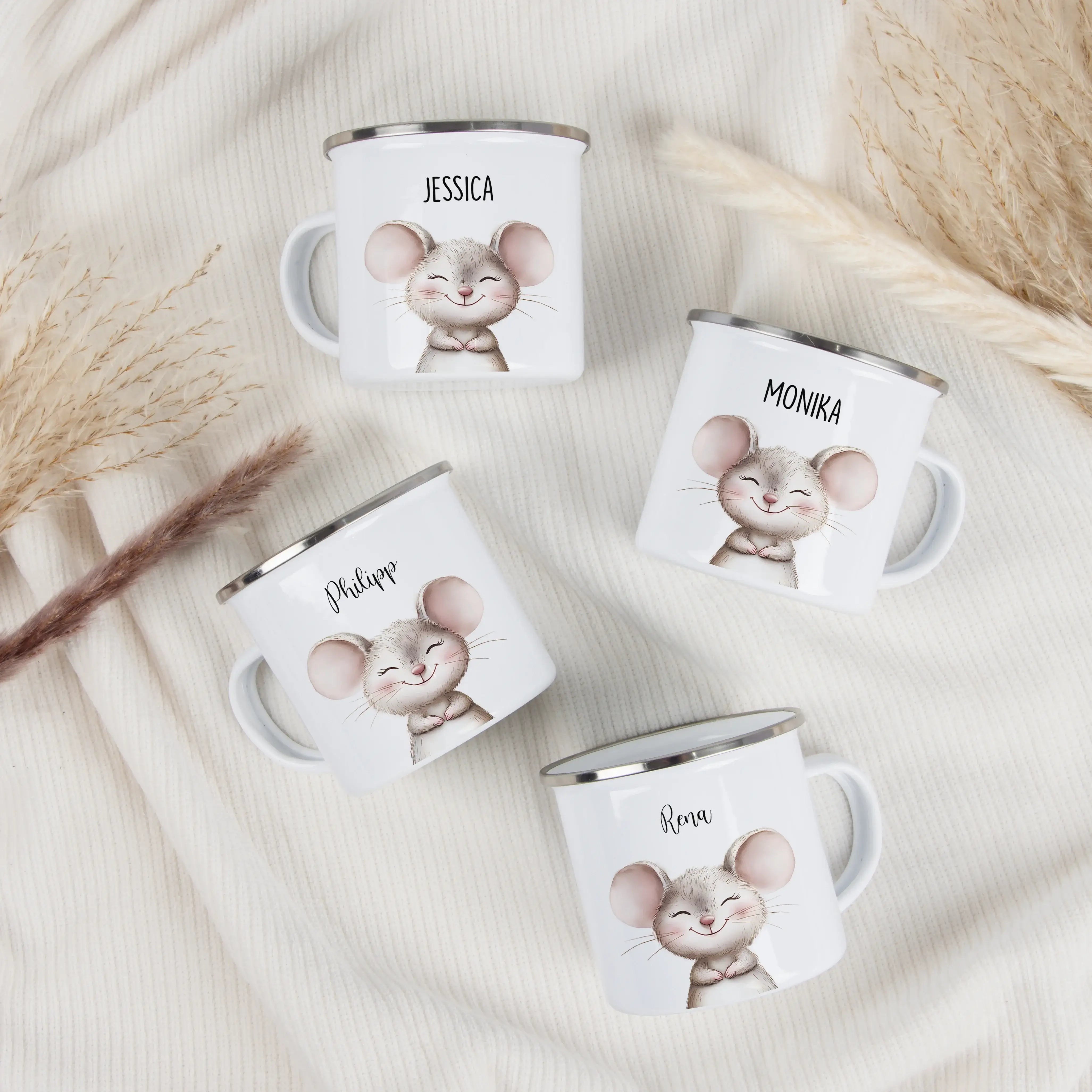 Emaille Tasse Maus Portrait-Emaille Tasse-famprints-Die Emaille Tasse Maus Portrait von famprints verwandelt kleine Alltagsmomente in persönliche Augenblicke voller Freude. Das detailreiche Maus Motiv im Aquarellstil wirkt lebendig und spricht Kinder sofo