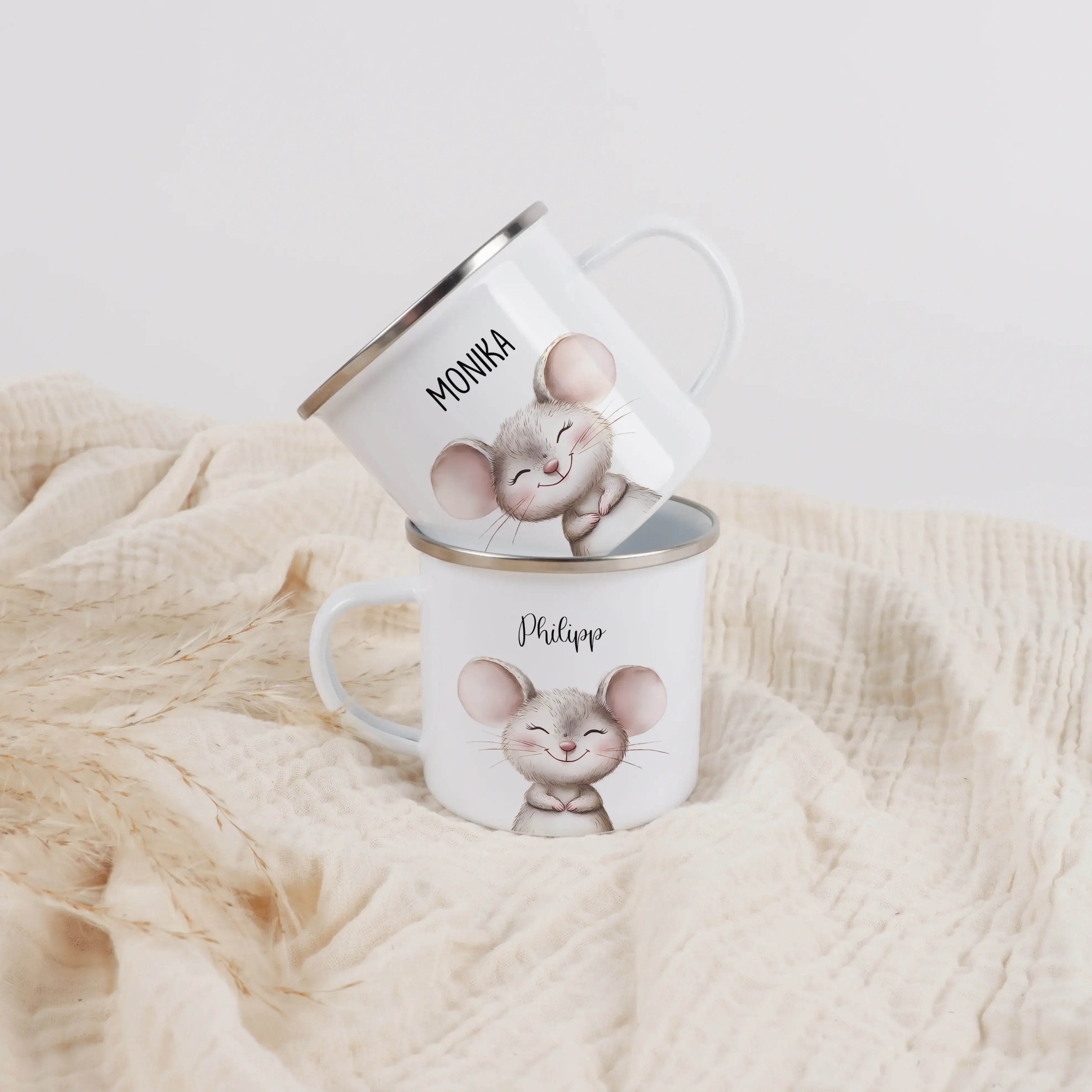 Emaille Tasse Maus Portrait-Emaille Tasse-famprints-Die Emaille Tasse Maus Portrait von famprints verwandelt kleine Alltagsmomente in persönliche Augenblicke voller Freude. Das detailreiche Maus Motiv im Aquarellstil wirkt lebendig und spricht Kinder sofo