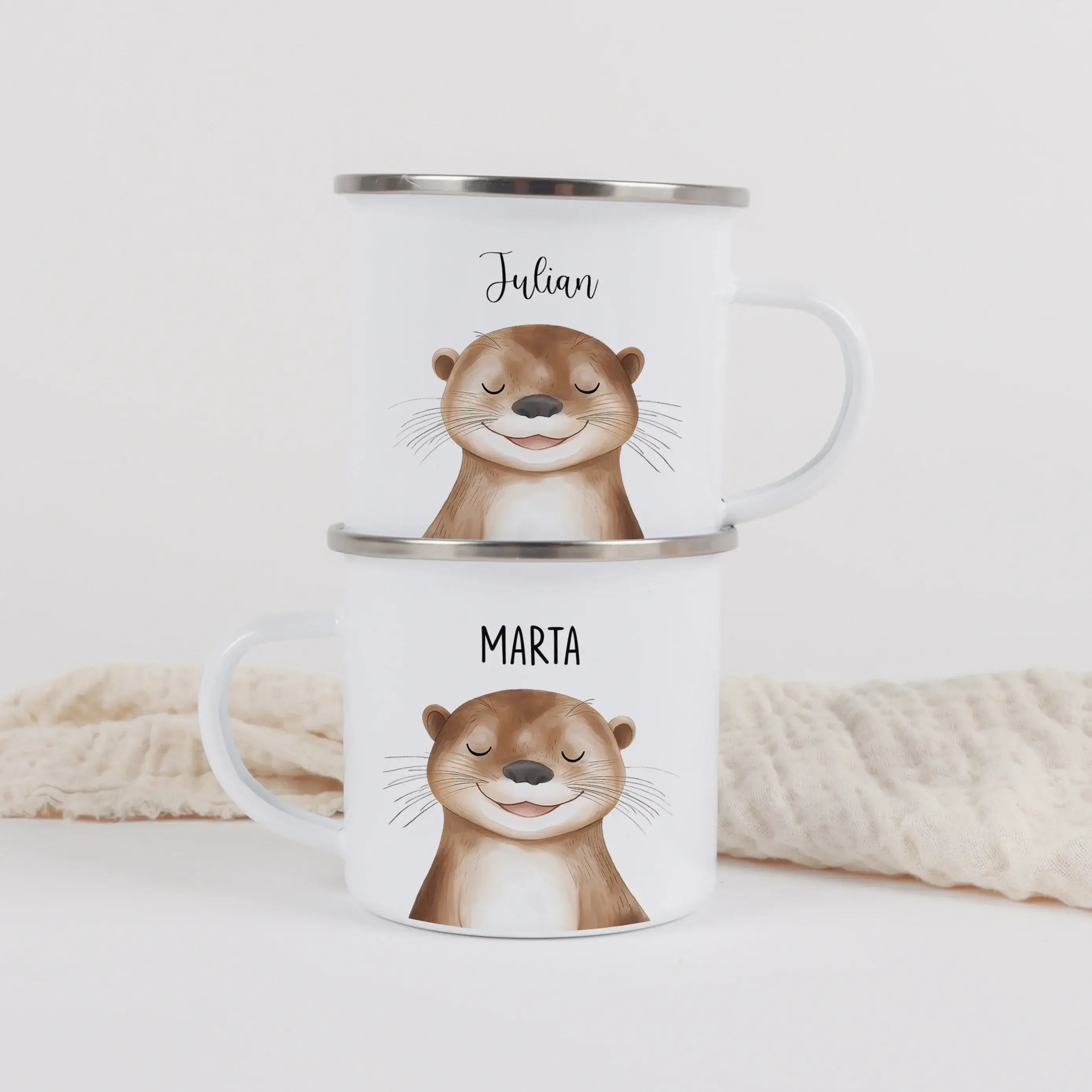 Emaille Tasse Otter Portrait-Emaille Tasse-famprints-Die Emaille Tasse Otter Portrait von famprints verbindet liebevolles Design mit persönlicher Note und wird schnell zu einem Geschenk, das man gern in den Alltag mitnimmt. Das detailreiche Otter Motiv in