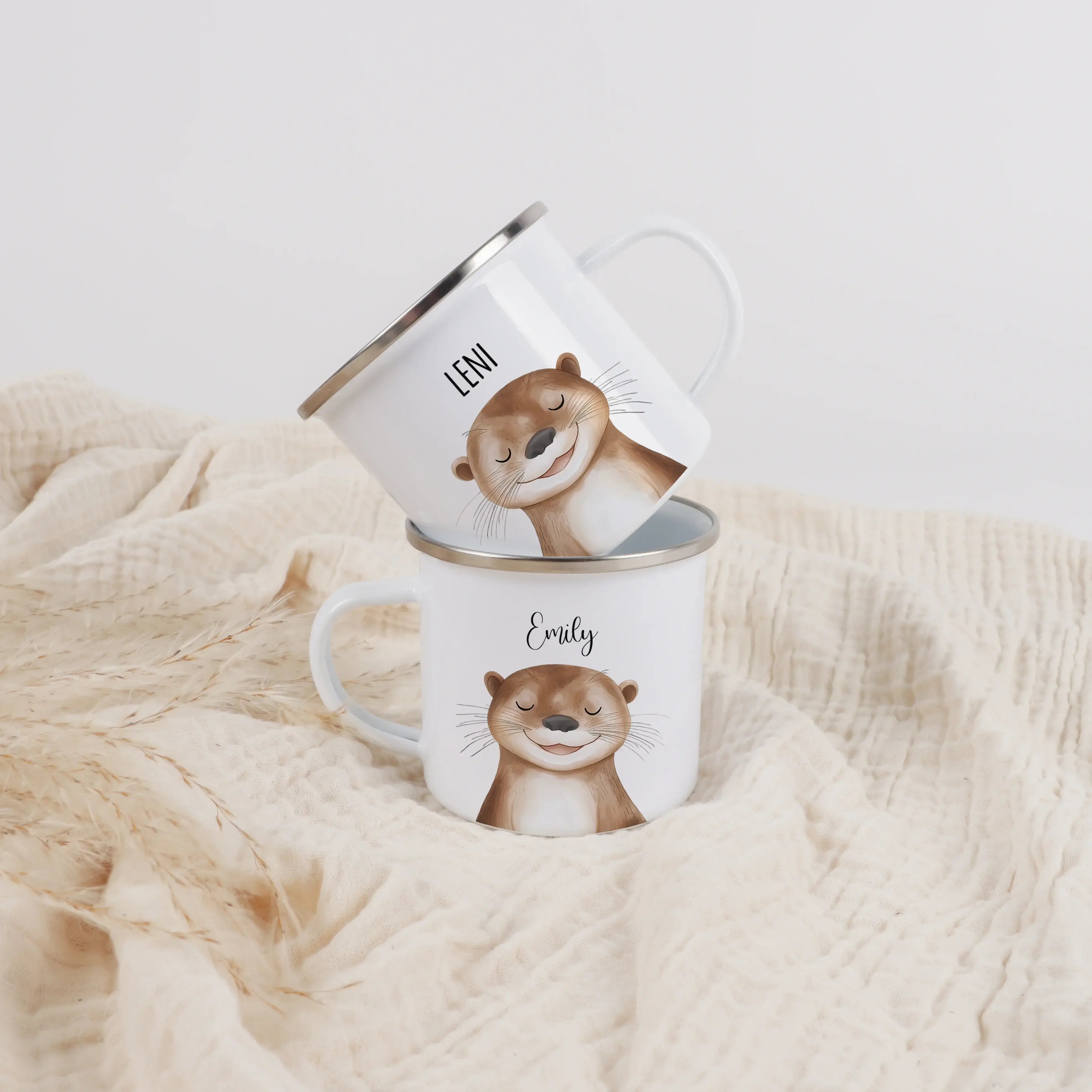 Emaille Tasse Otter Portrait-Emaille Tasse-famprints-Die Emaille Tasse Otter Portrait von famprints verbindet liebevolles Design mit persönlicher Note und wird schnell zu einem Geschenk, das man gern in den Alltag mitnimmt. Das detailreiche Otter Motiv in