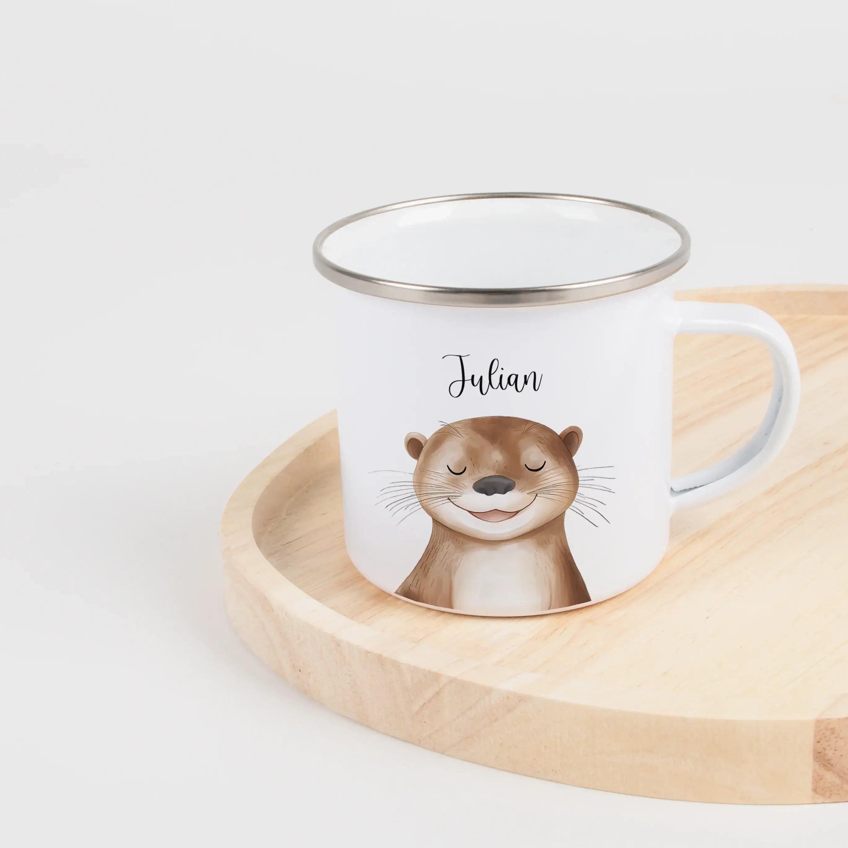 Emaille Tasse Otter Portrait-Emaille Tasse-famprints-Die Emaille Tasse Otter Portrait von famprints verbindet liebevolles Design mit persönlicher Note und wird schnell zu einem Geschenk, das man gern in den Alltag mitnimmt. Das detailreiche Otter Motiv in