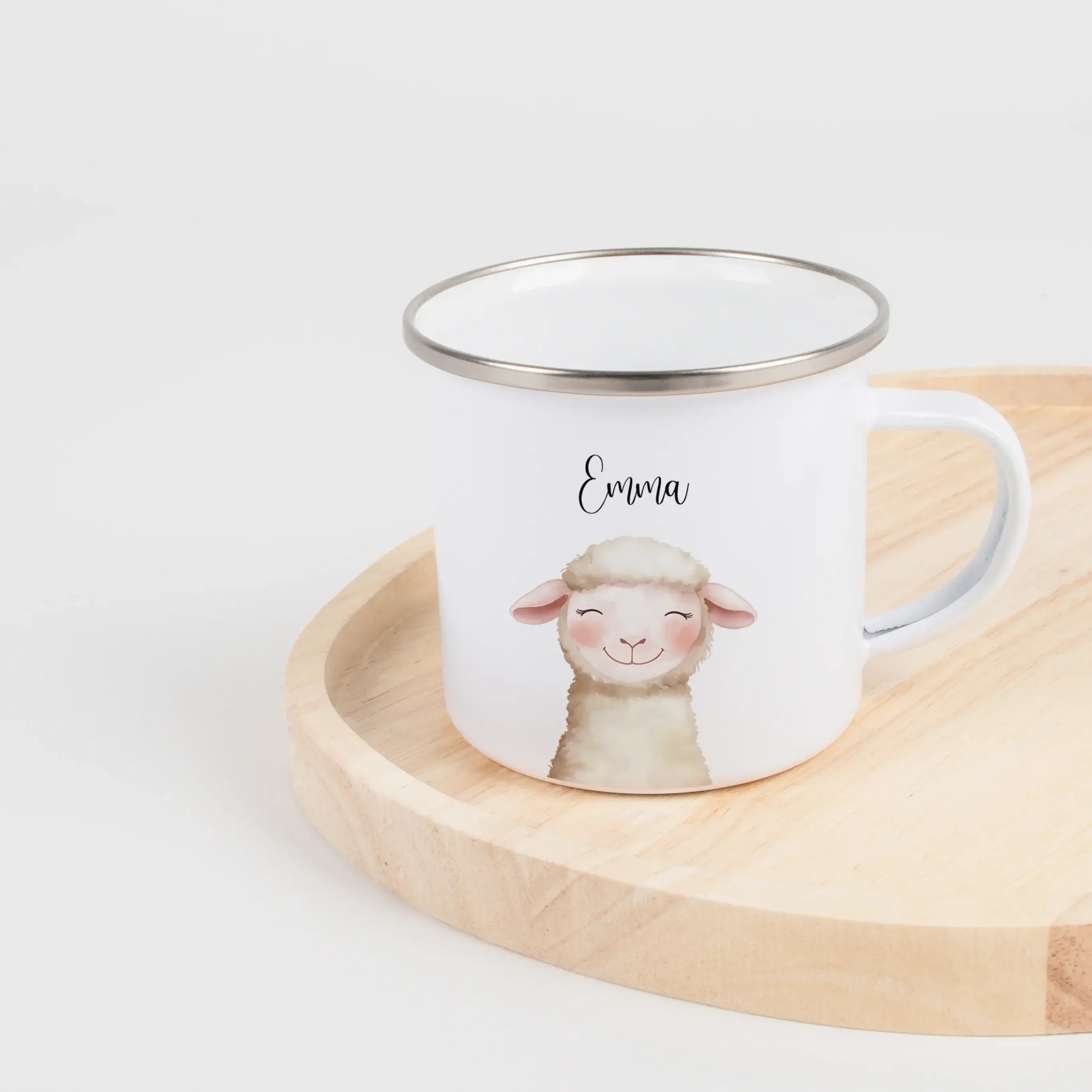 Emaille Tasse Schaf Portrait-Emaille Tasse-famprints-Mit der Emaille Tasse Schaf Portrait gestaltest du ein persönliches Geschenk, das sofort ein Lächeln auslöst. Das liebevoll illustrierte Schaf im sanften Portrait-Stil macht diese personalisierte Emaill