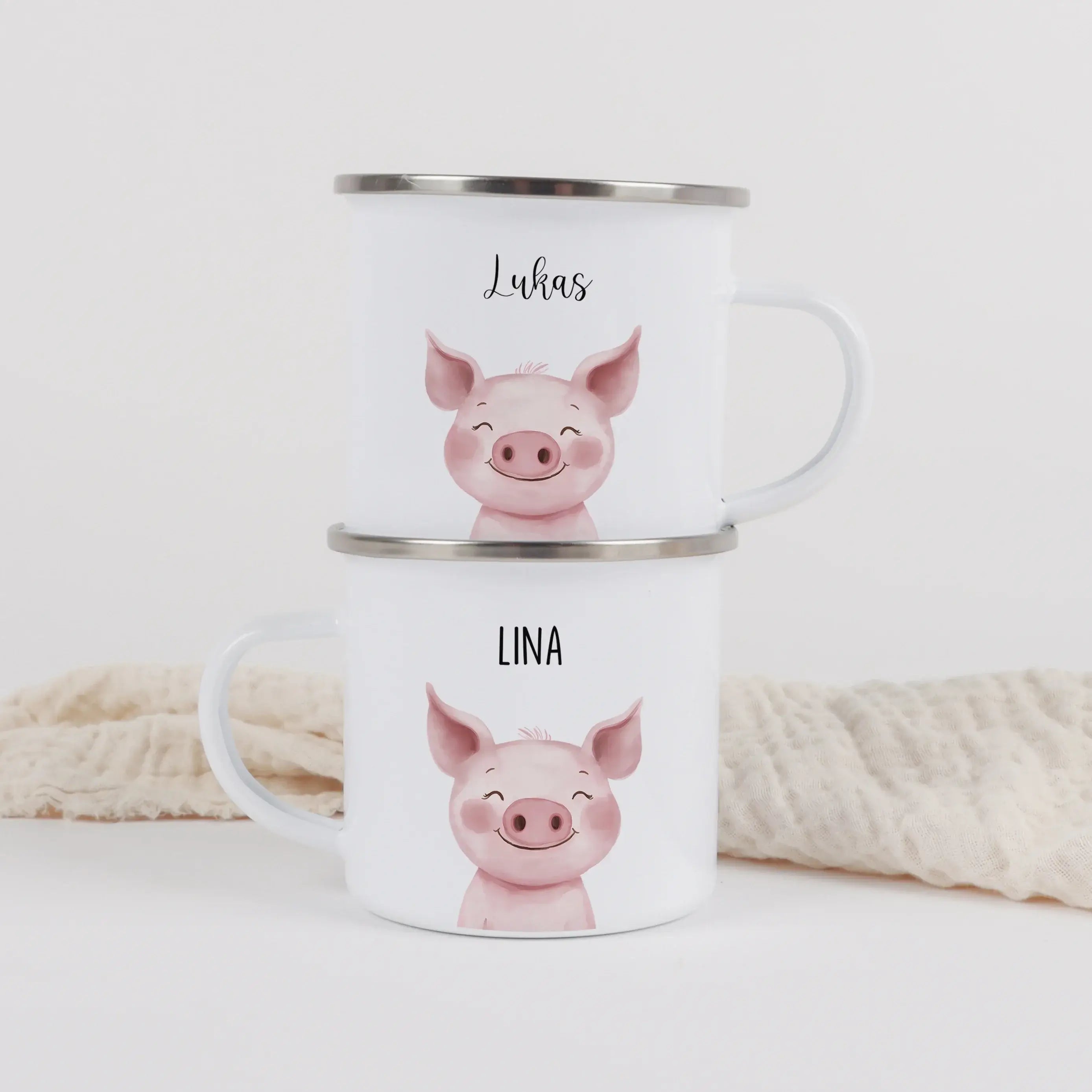 Emaille Tasse Schwein Portrait-Emaille Tasse-famprints-Die Emaille Tasse Schwein Portrait von famprints verbindet personalisierte Gestaltung mit liebevollen Details und macht aus einem alltagstauglichen Begleiter ein kleines Erlebnis. Das sanfte Schweinch