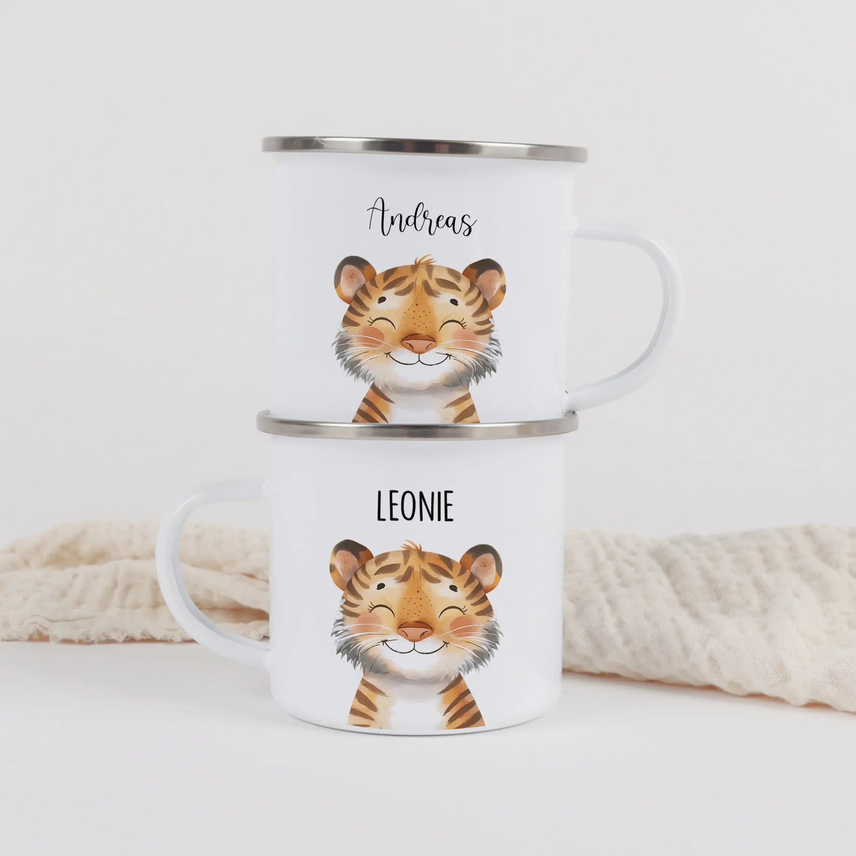 Emaille Tasse Tiger Portrait-Emaille Tasse-famprints-Die Emaille Tasse Tiger Portrait von famprints bringt ein warmes, fröhliches Tiermotiv auf den Frühstückstisch und wird dank Personalisierung schnell zum Lieblingsstück kleiner Abenteurer. Das sanft ill