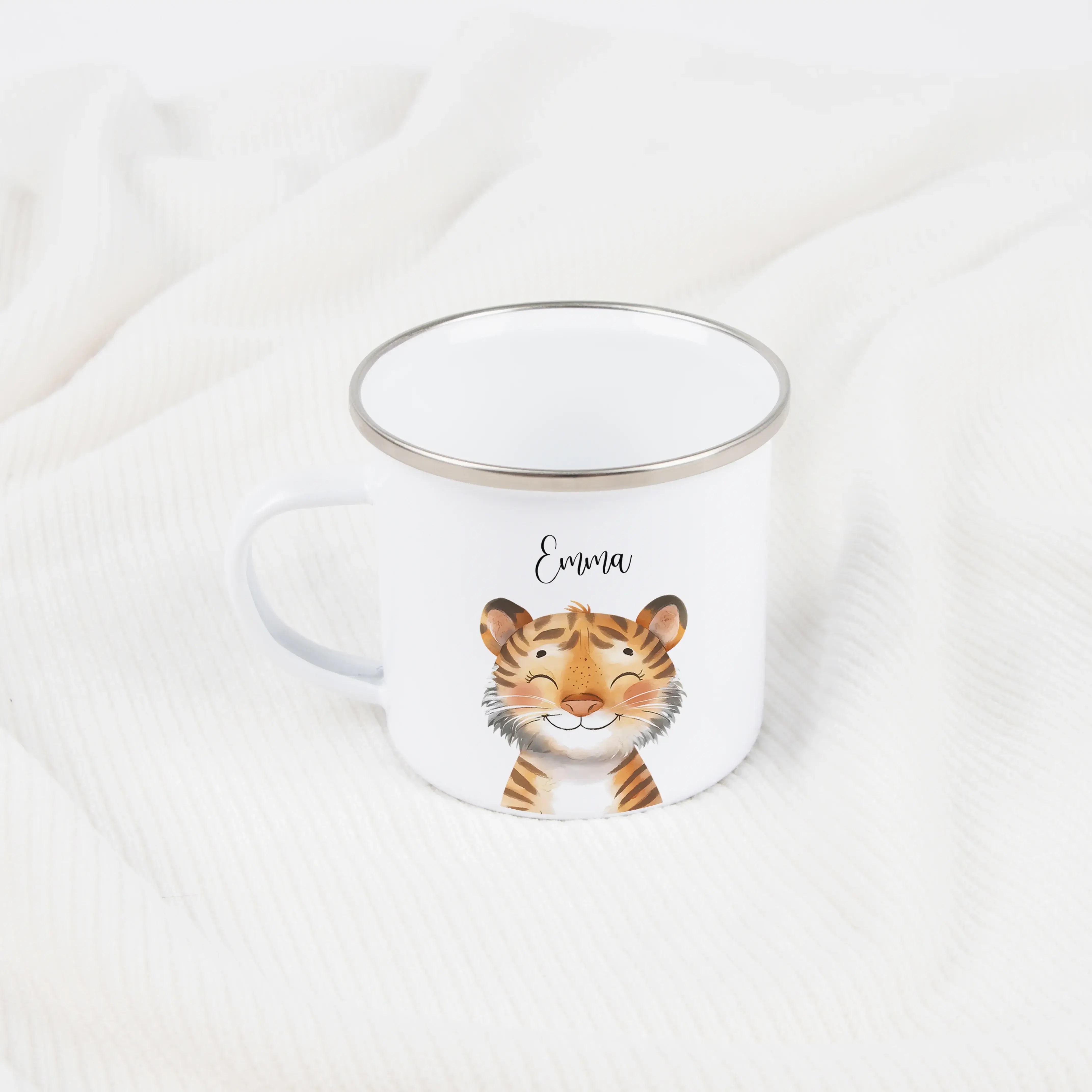 Emaille Tasse Tiger Portrait-Emaille Tasse-famprints-Die Emaille Tasse Tiger Portrait von famprints bringt ein warmes, fröhliches Tiermotiv auf den Frühstückstisch und wird dank Personalisierung schnell zum Lieblingsstück kleiner Abenteurer. Das sanft ill