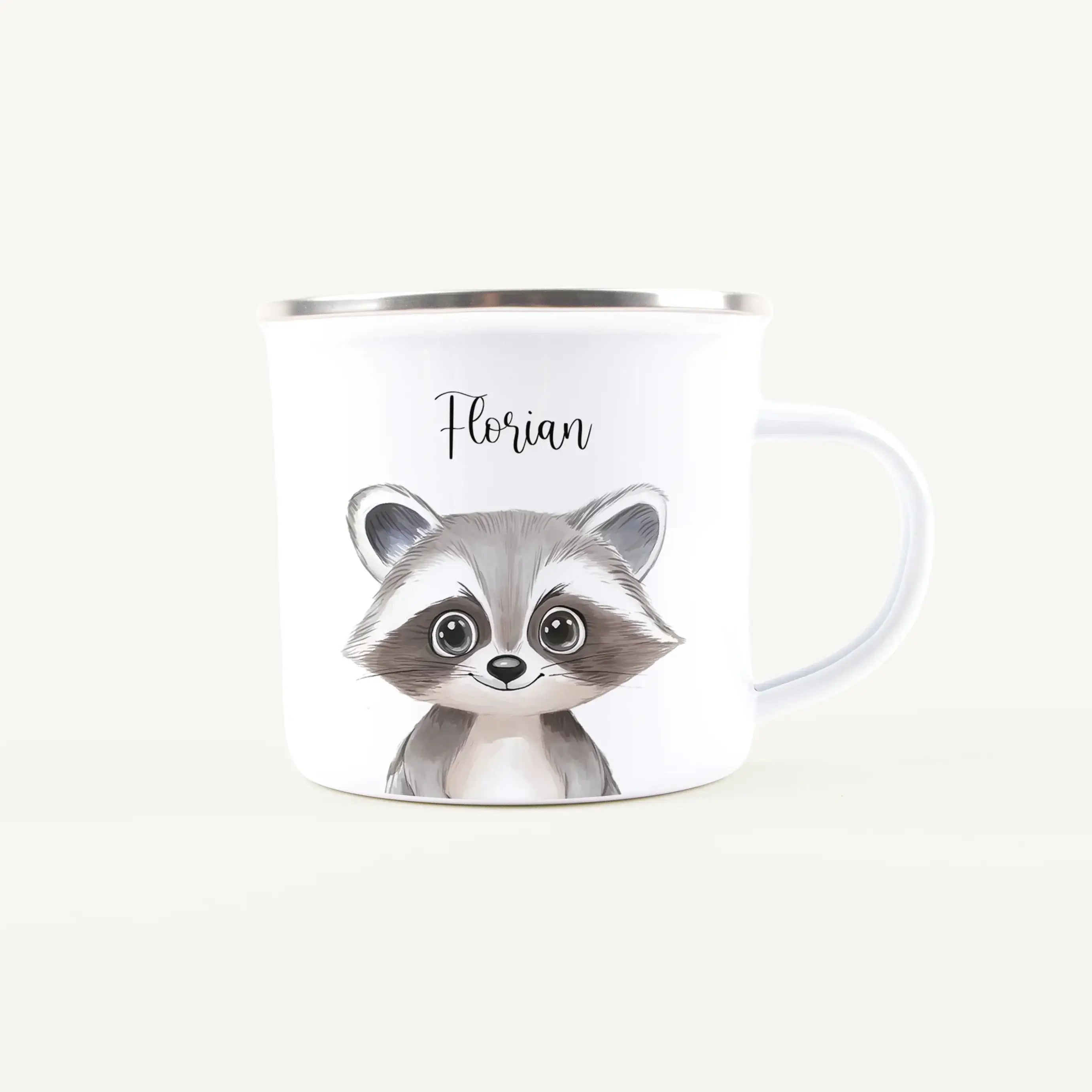 Emaille Tasse Waschbär Portrait-Emaille Tasse-famprints-Die Emaille Tasse Waschbär Portrait von famprints ist ein liebevoll gestaltetes Geschenk für Kinder und Familien, die personalisierte Produkte schätzen. Das detailreiche Waschbär-Motiv wird hochwerti