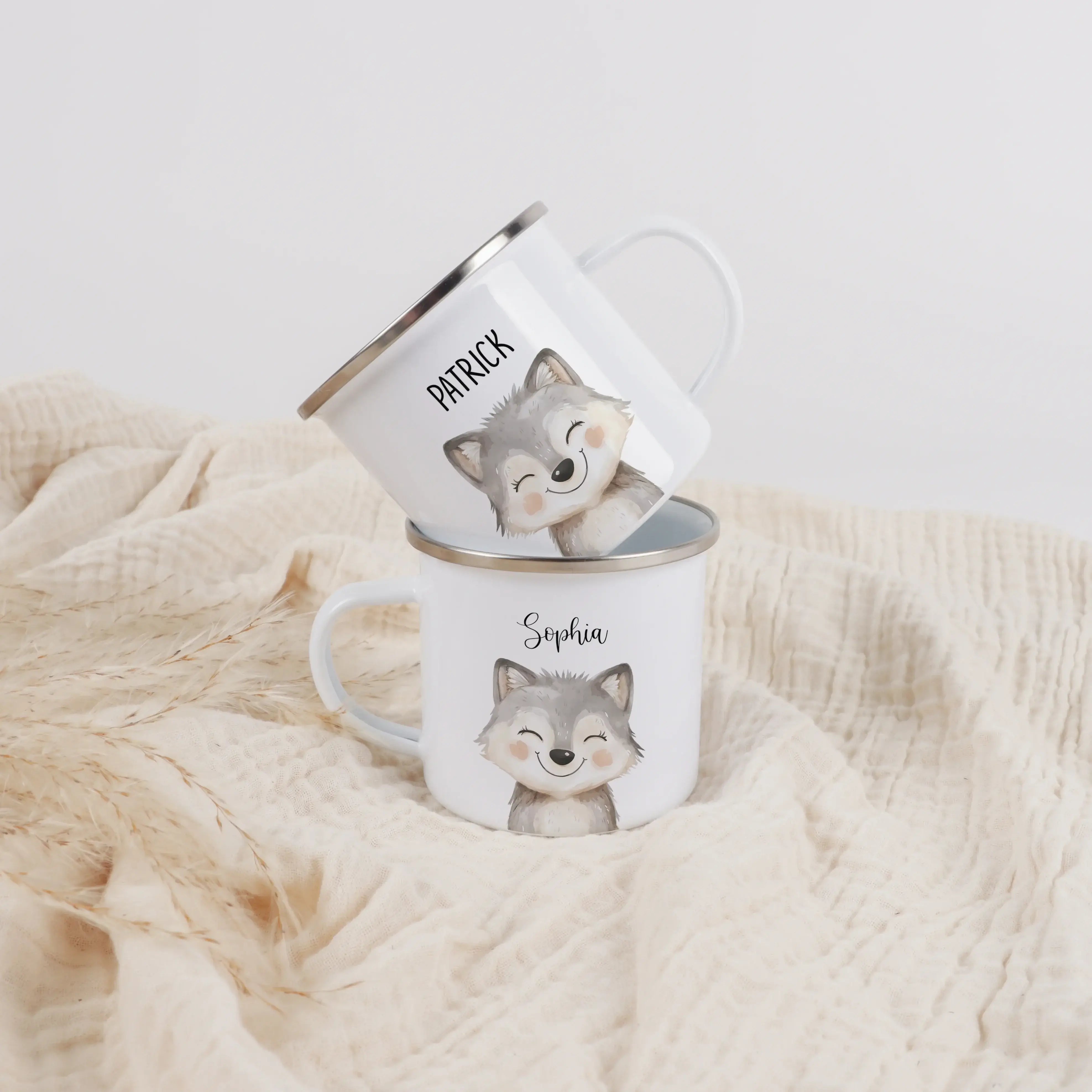 Emaille Tasse Wolf Portrait-Emaille Tasse-famprints-Die Emaille Tasse Wolf Portrait ist genau das Richtige, wenn du ein persönliches Geschenk suchst, das sofort auffällt und lange genutzt wird. Das detailreiche Wolfmotiv im modernen Aquarell-Look wirkt kr