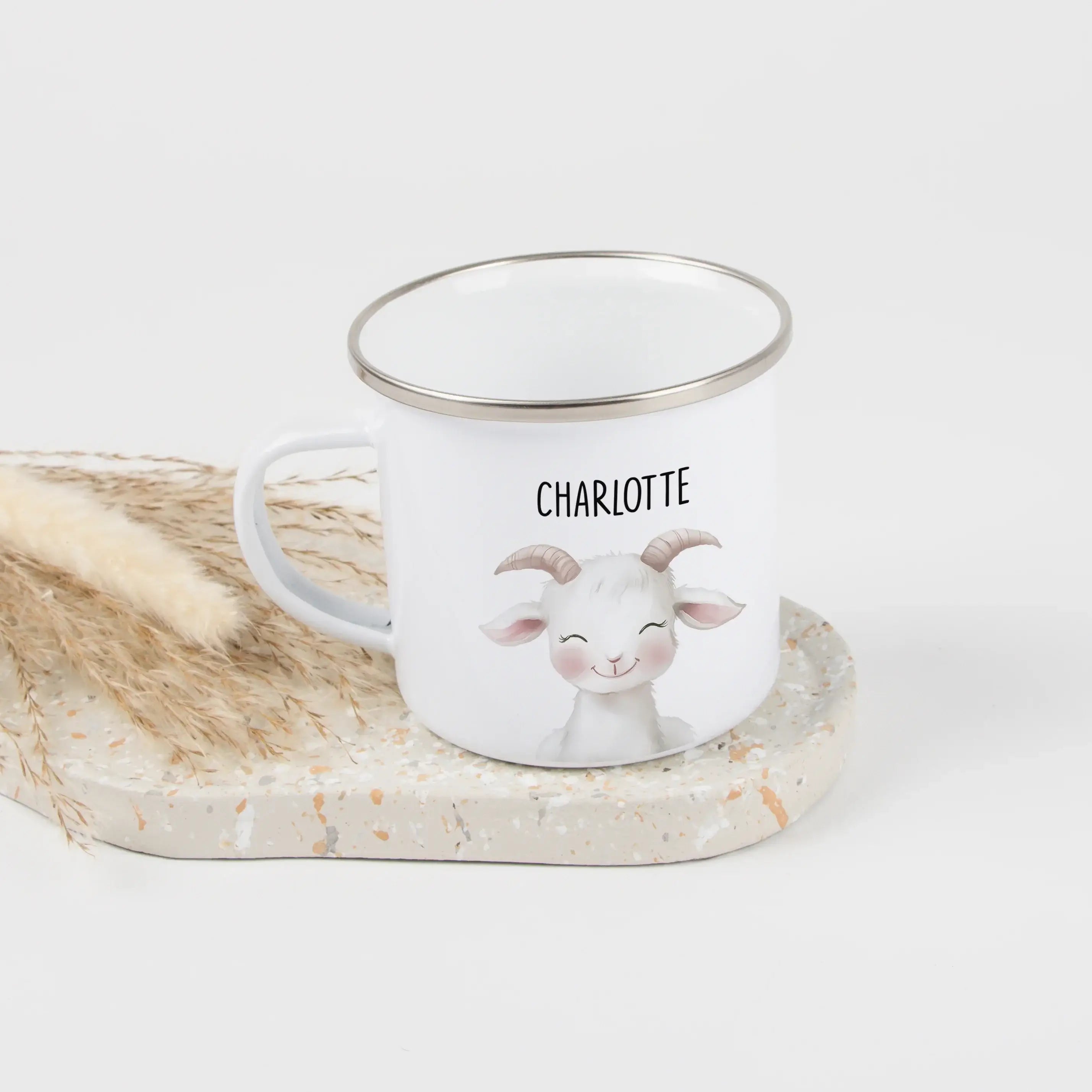 Emaille Tasse Ziege Portrait-Emaille Tasse-famprints-Mit der Emaille Tasse Ziege Portrait gestaltest du ein persönliches Geschenk, das sofort auffällt und lange Freude macht. Das liebevoll illustrierte Ziegenmotiv wird individuell für dich personalisiert