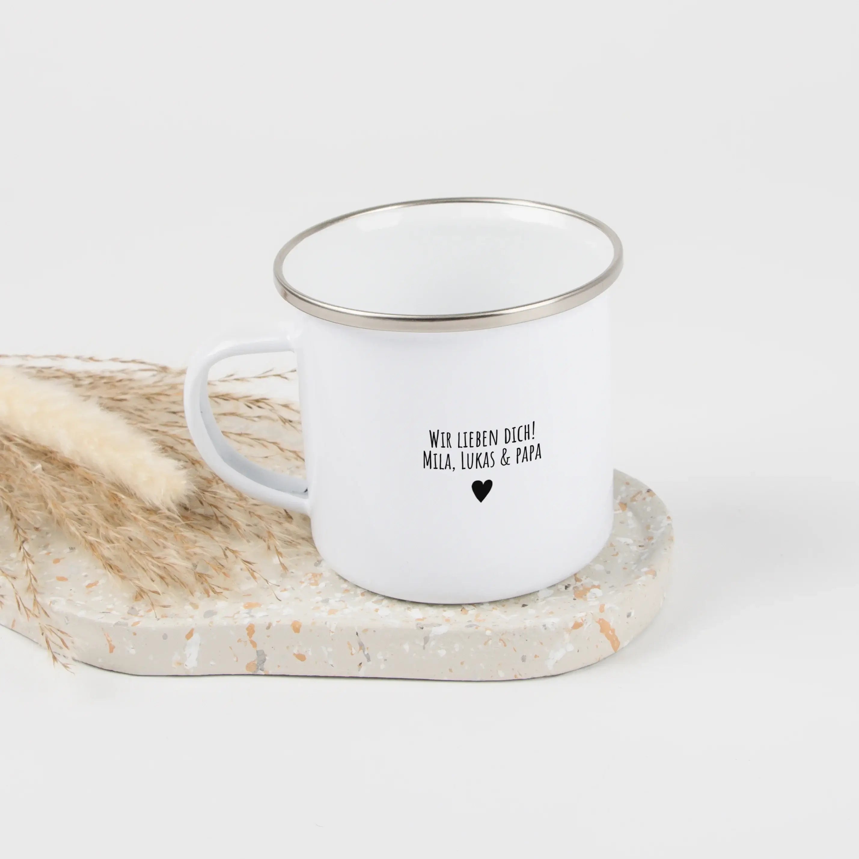Emaille Tasse beste Mama-Emaille Tasse-famprints-Mit der personalisierten Emaille Tasse beste Mama von famprints schenkst du nicht nur eine hübsche Tasse, sondern einen ganz persönlichen Moment, der im Alltag deiner Mama jeden Tag aufs Neue Freude weckt.