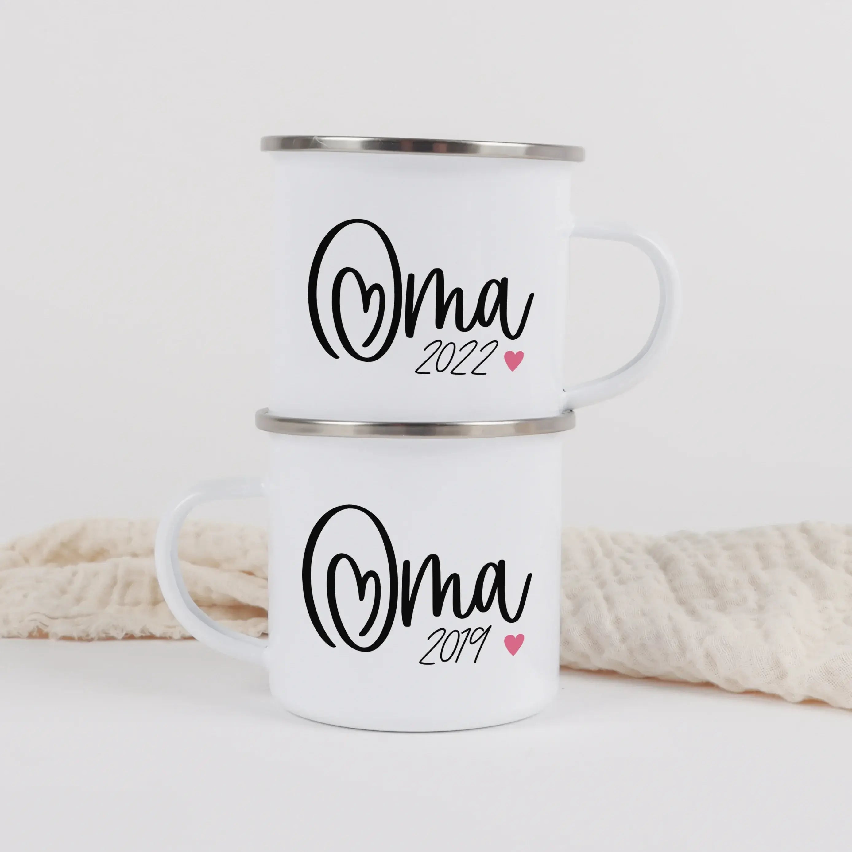 Emaille Tasse Du wirst Oma-Emaille Tasse-famprints-Die Emaille Tasse Du wirst Oma ist eine liebevolle Art, eine Schwangerschaft zu verkünden und einen der emotionalsten Momente im Leben festzuhalten. Beim ersten Kaffee oder Tee wird aus einem Alltagsritua