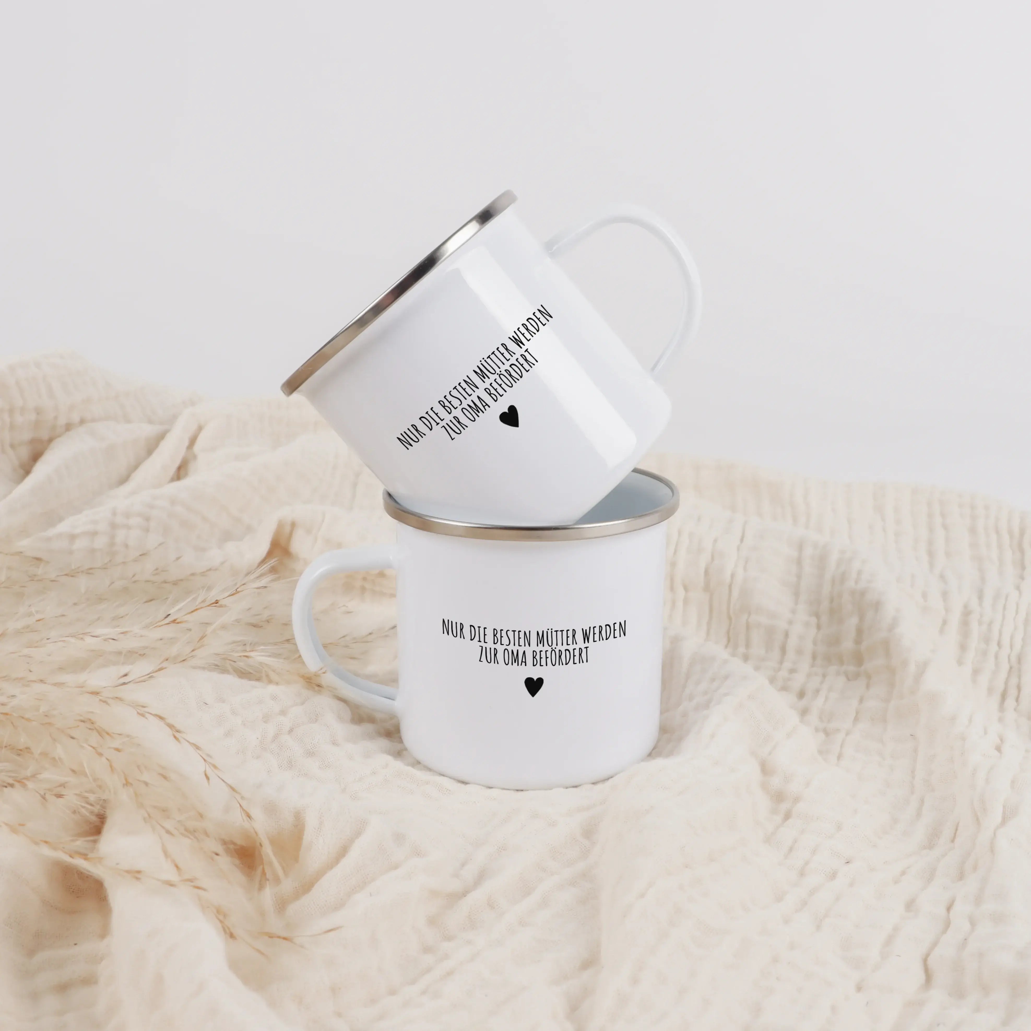 Emaille Tasse Du wirst Oma-Emaille Tasse-famprints-Die Emaille Tasse Du wirst Oma ist eine liebevolle Art, eine Schwangerschaft zu verkünden und einen der emotionalsten Momente im Leben festzuhalten. Beim ersten Kaffee oder Tee wird aus einem Alltagsritua