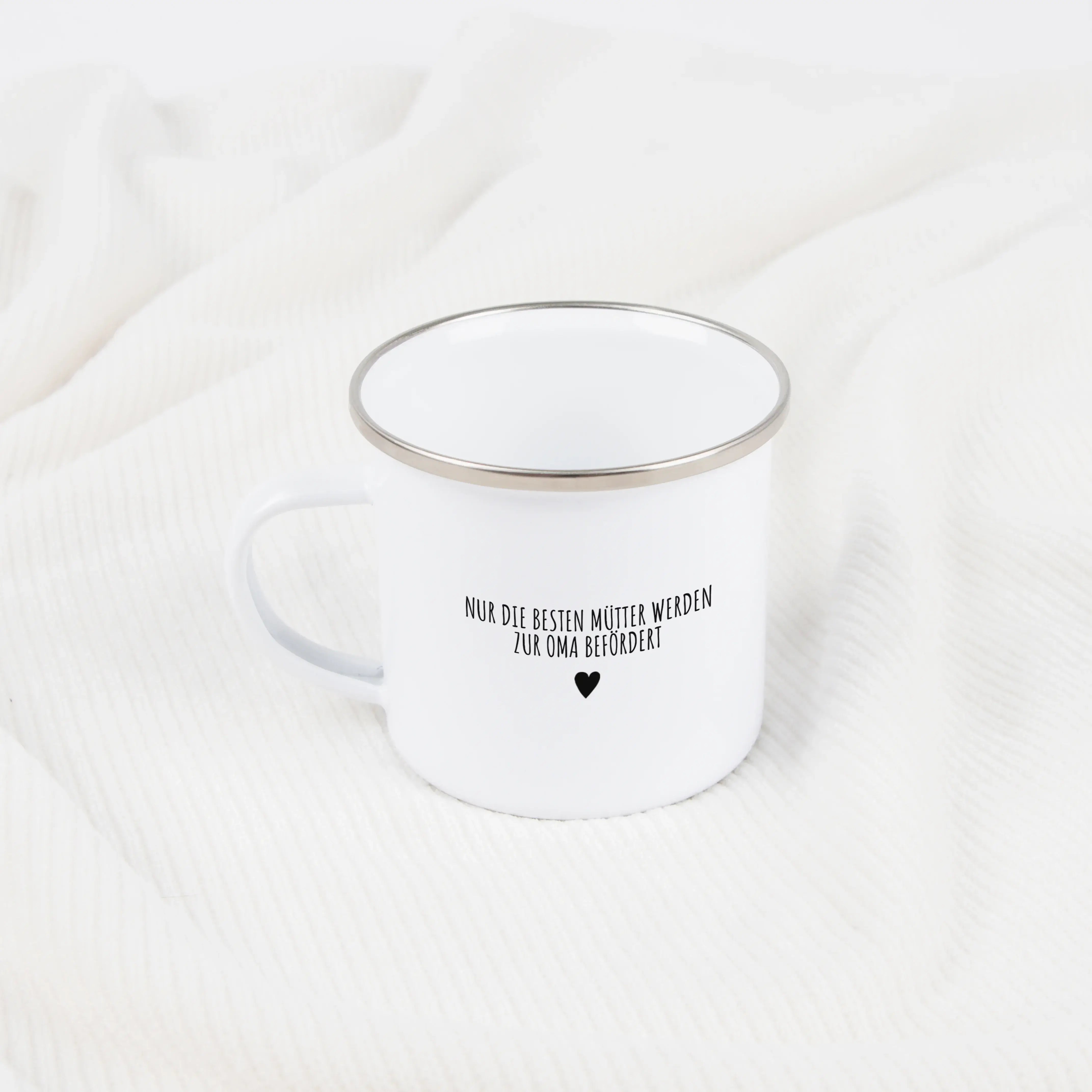 Emaille Tasse Du wirst Oma-Emaille Tasse-famprints-Die Emaille Tasse Du wirst Oma ist eine liebevolle Art, eine Schwangerschaft zu verkünden und einen der emotionalsten Momente im Leben festzuhalten. Beim ersten Kaffee oder Tee wird aus einem Alltagsritua