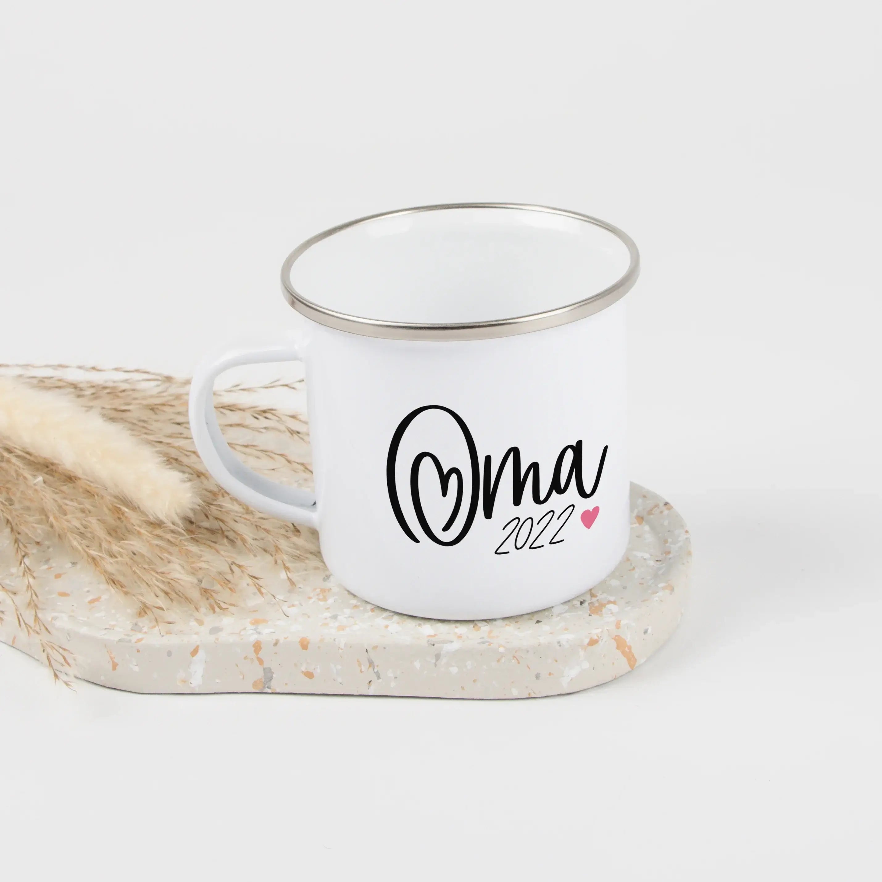 Emaille Tasse Du wirst Oma-Emaille Tasse-famprints-Die Emaille Tasse Du wirst Oma ist eine liebevolle Art, eine Schwangerschaft zu verkünden und einen der emotionalsten Momente im Leben festzuhalten. Beim ersten Kaffee oder Tee wird aus einem Alltagsritua