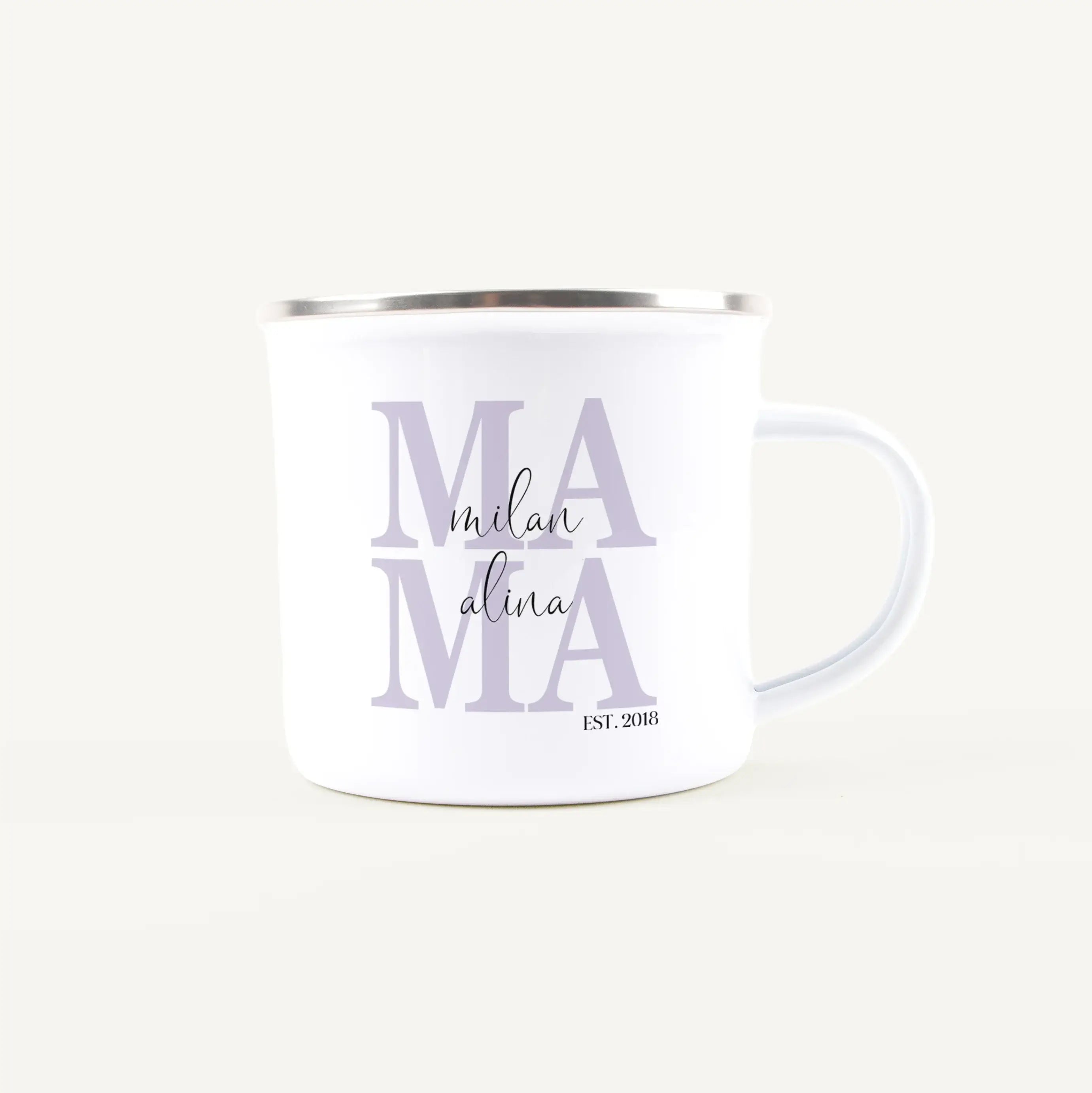 Emaille Tasse Mama seit-Emaille Tasse-famprints-Die Emaille Tasse Mama seit von famprints hält auf moderne und persönliche Weise fest, ab welchem Jahr deine Mama ihren ganz besonderen Titel trägt. Durch die individuelle Gestaltung mit dem Jahr ihres Mamas