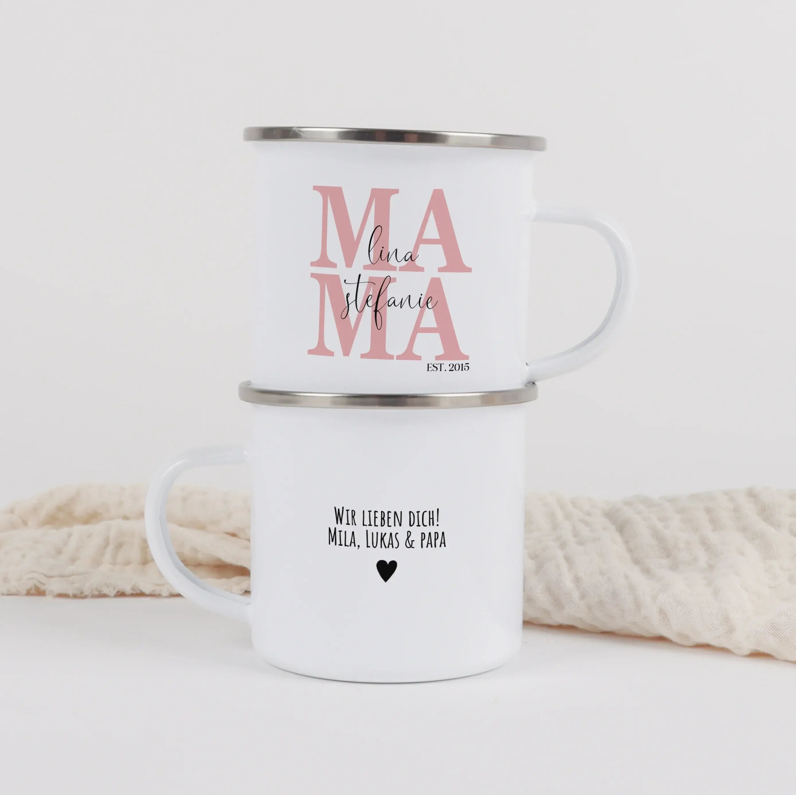 Emaille Tasse Mama seit-Emaille Tasse-famprints-Die Emaille Tasse Mama seit von famprints hält auf moderne und persönliche Weise fest, ab welchem Jahr deine Mama ihren ganz besonderen Titel trägt. Durch die individuelle Gestaltung mit dem Jahr ihres Mamas