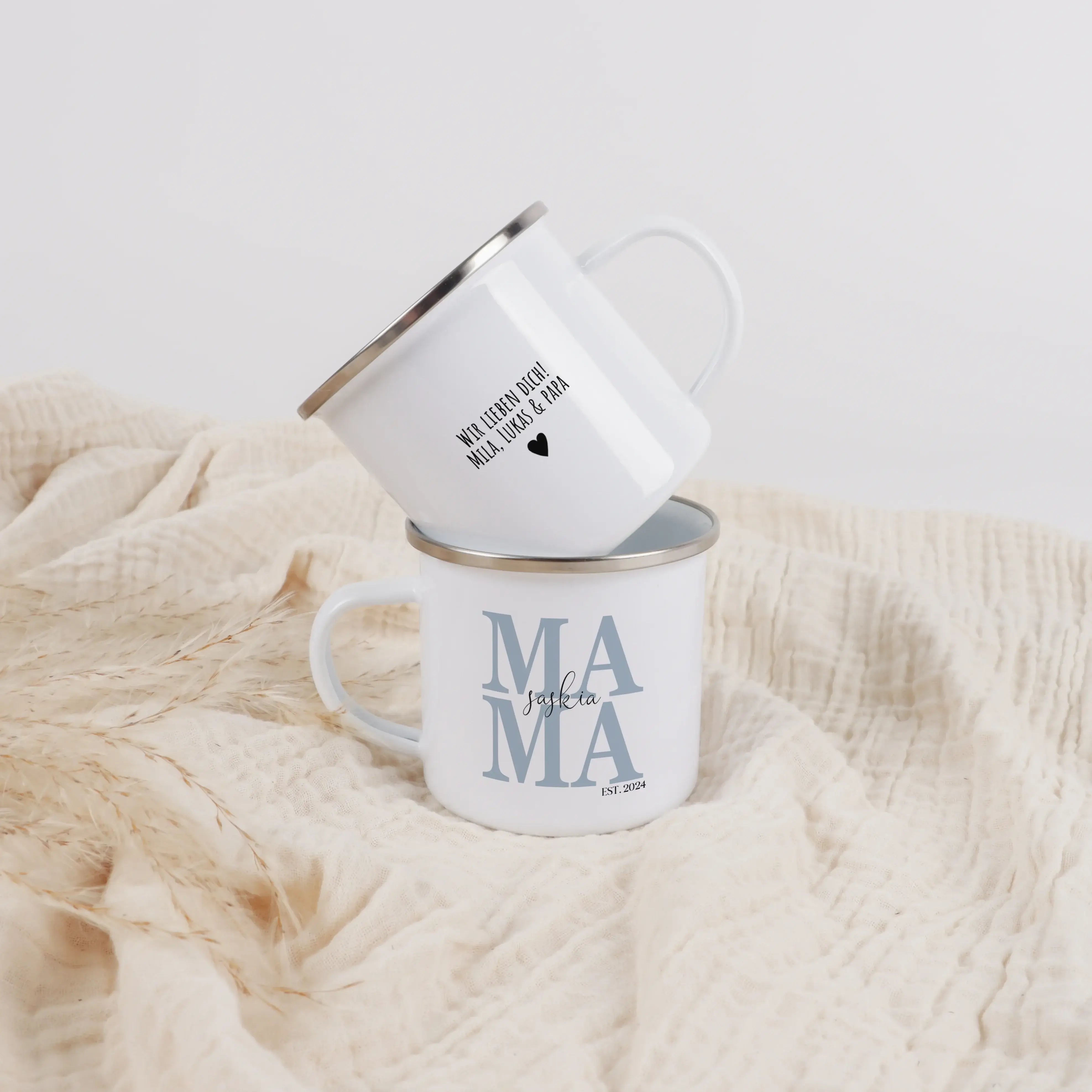 Emaille Tasse Mama seit-Emaille Tasse-famprints-Die Emaille Tasse Mama seit von famprints hält auf moderne und persönliche Weise fest, ab welchem Jahr deine Mama ihren ganz besonderen Titel trägt. Durch die individuelle Gestaltung mit dem Jahr ihres Mamas