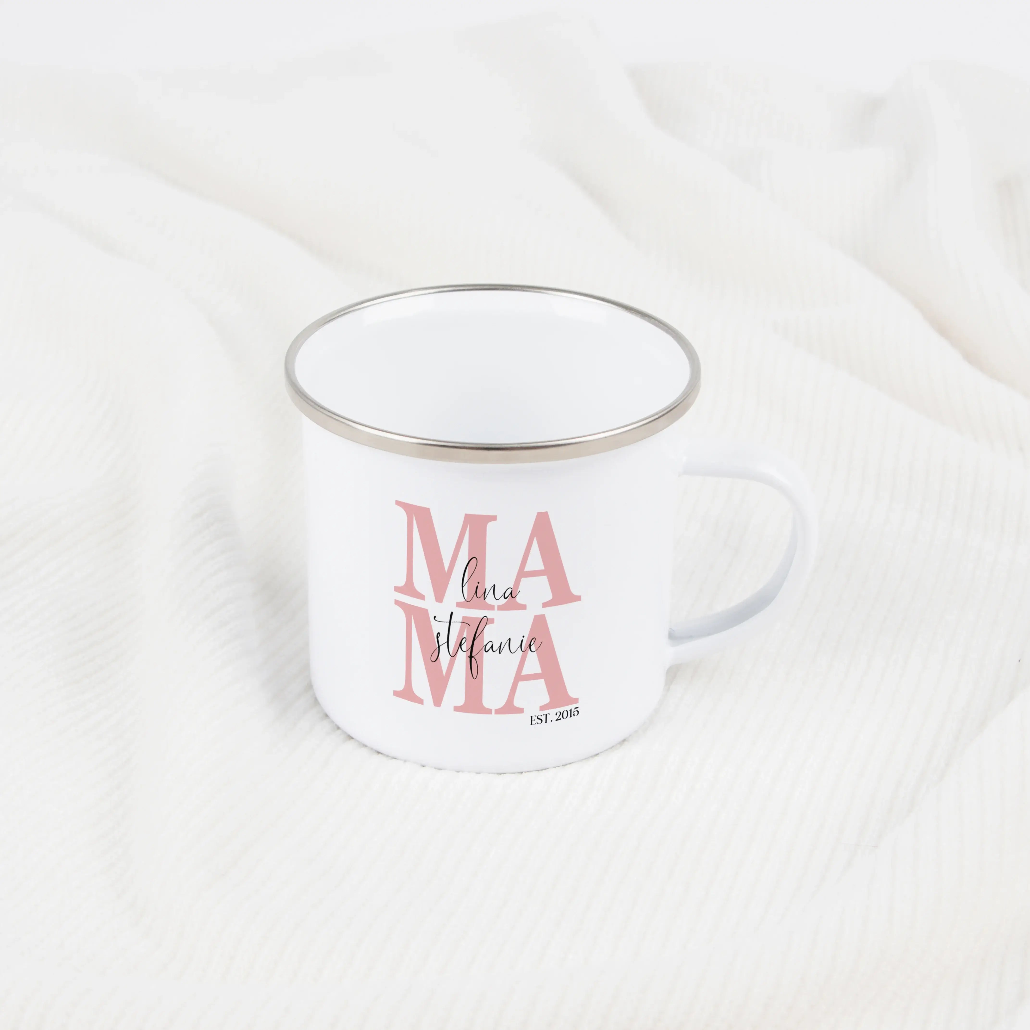 Emaille Tasse Mama seit-Emaille Tasse-famprints-Die Emaille Tasse Mama seit von famprints hält auf moderne und persönliche Weise fest, ab welchem Jahr deine Mama ihren ganz besonderen Titel trägt. Durch die individuelle Gestaltung mit dem Jahr ihres Mamas