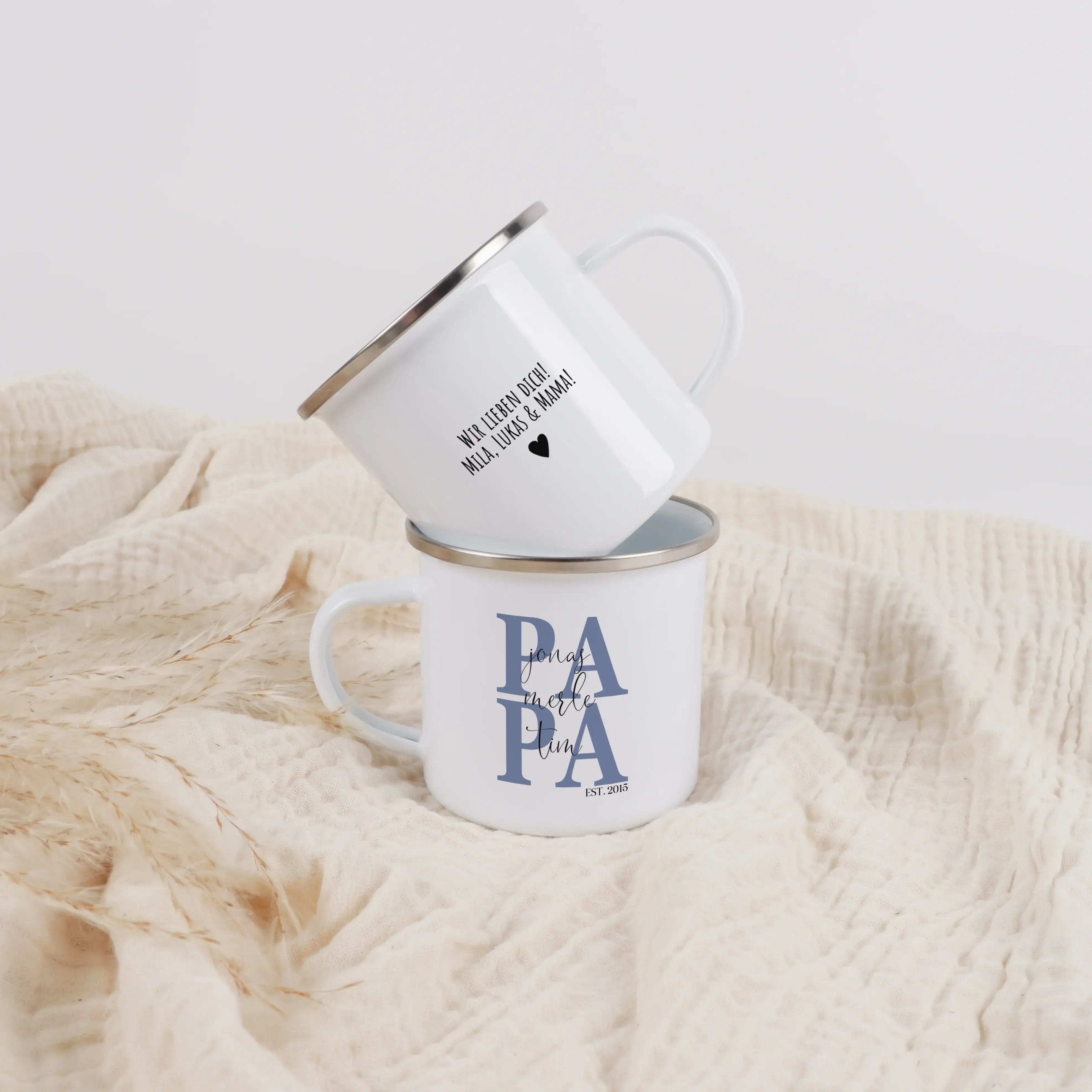 Emaille Tasse Papa seit-Emaille Tasse-famprints-Die Emaille Tasse Papa seit von famprints ist ein persönliches Geschenk, das echte Geschichten festhält und jeden Alltag ein Stück wärmer macht. Mit deinem Wunschjahr und den Namen der Kinder wird aus einer
