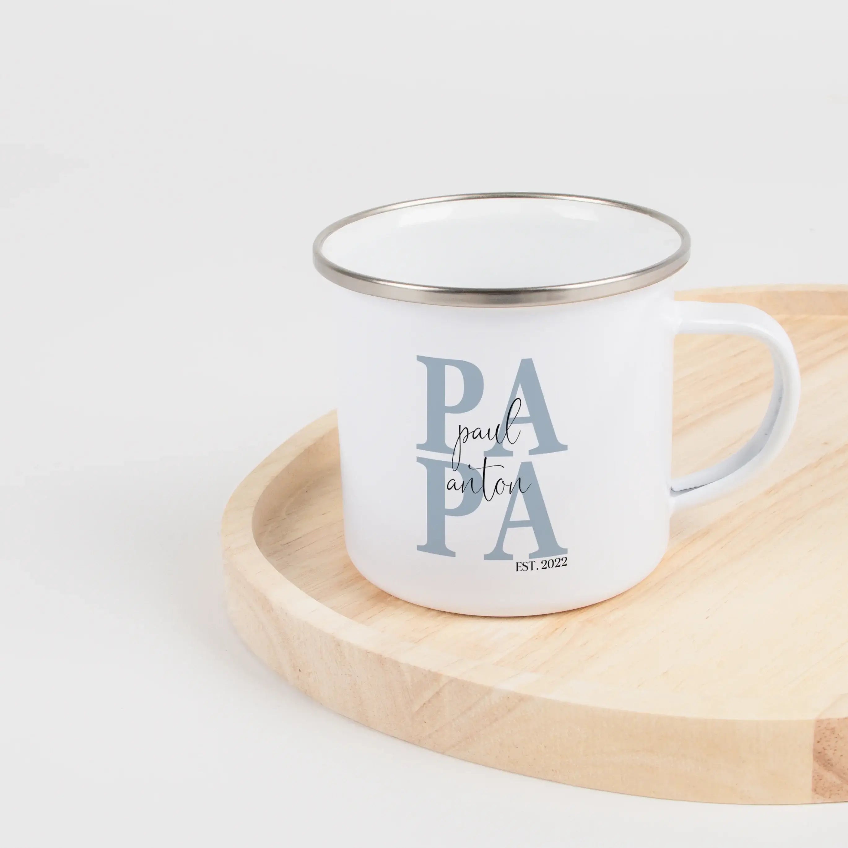 Emaille Tasse Papa seit-Emaille Tasse-famprints-Die Emaille Tasse Papa seit von famprints ist ein persönliches Geschenk, das echte Geschichten festhält und jeden Alltag ein Stück wärmer macht. Mit deinem Wunschjahr und den Namen der Kinder wird aus einer