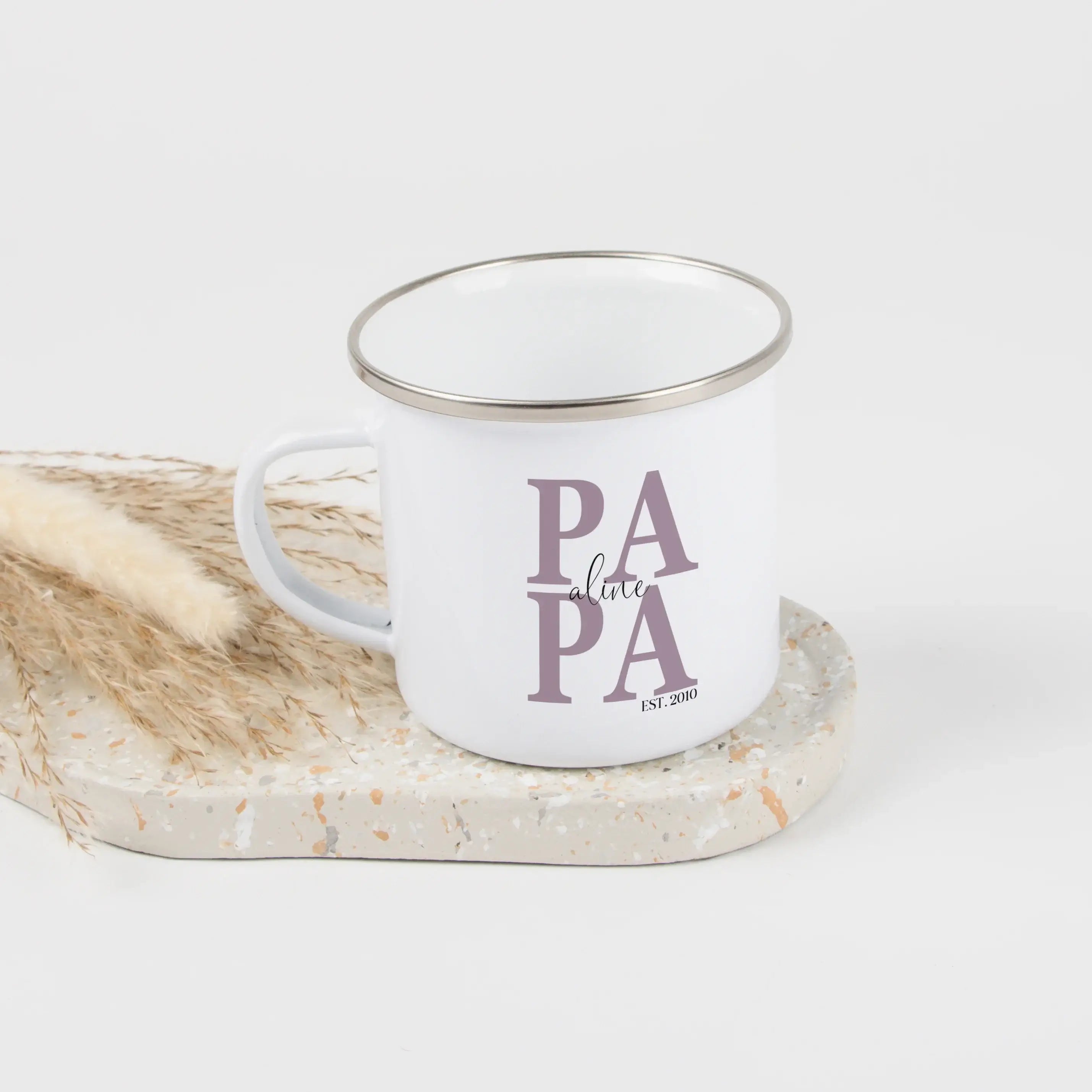 Emaille Tasse Papa seit-Emaille Tasse-famprints-Die Emaille Tasse Papa seit von famprints ist ein persönliches Geschenk, das echte Geschichten festhält und jeden Alltag ein Stück wärmer macht. Mit deinem Wunschjahr und den Namen der Kinder wird aus einer