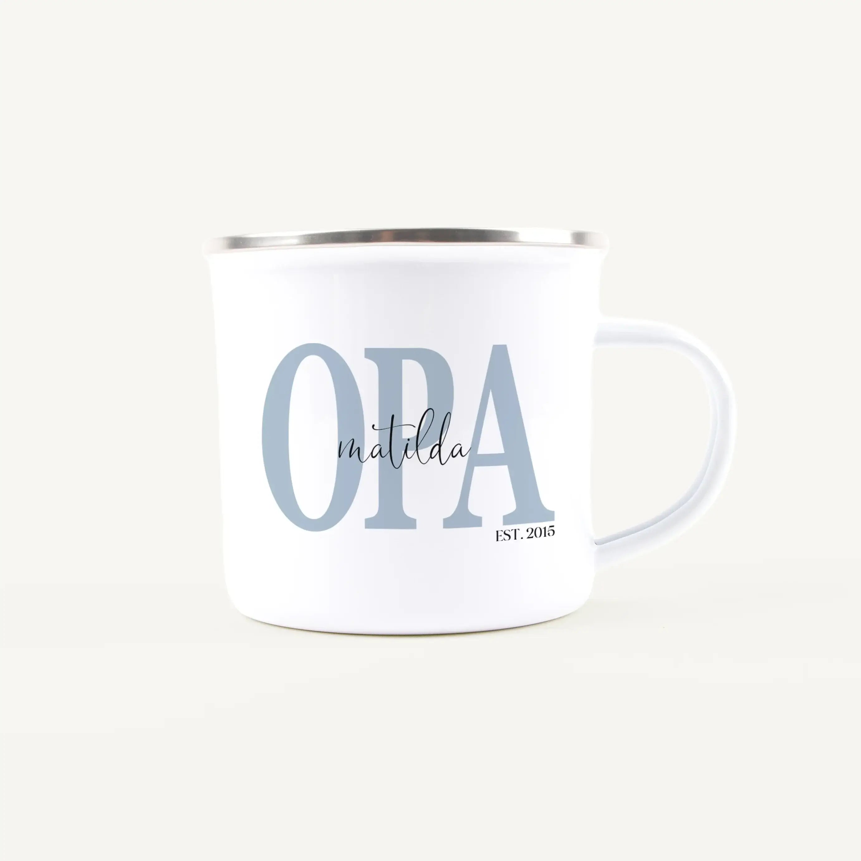 Emaille Tasse Opa seit-Emaille Tasse-famprints-Die Emaille Tasse Opa seit ist ein persönliches Geschenk, das zeigt, wie stolz dein Opa auf seine Rolle ist. Mit einem individuell wählbaren Jahr und den Namen der Enkel wird aus einer schlichten Emaille-Tass