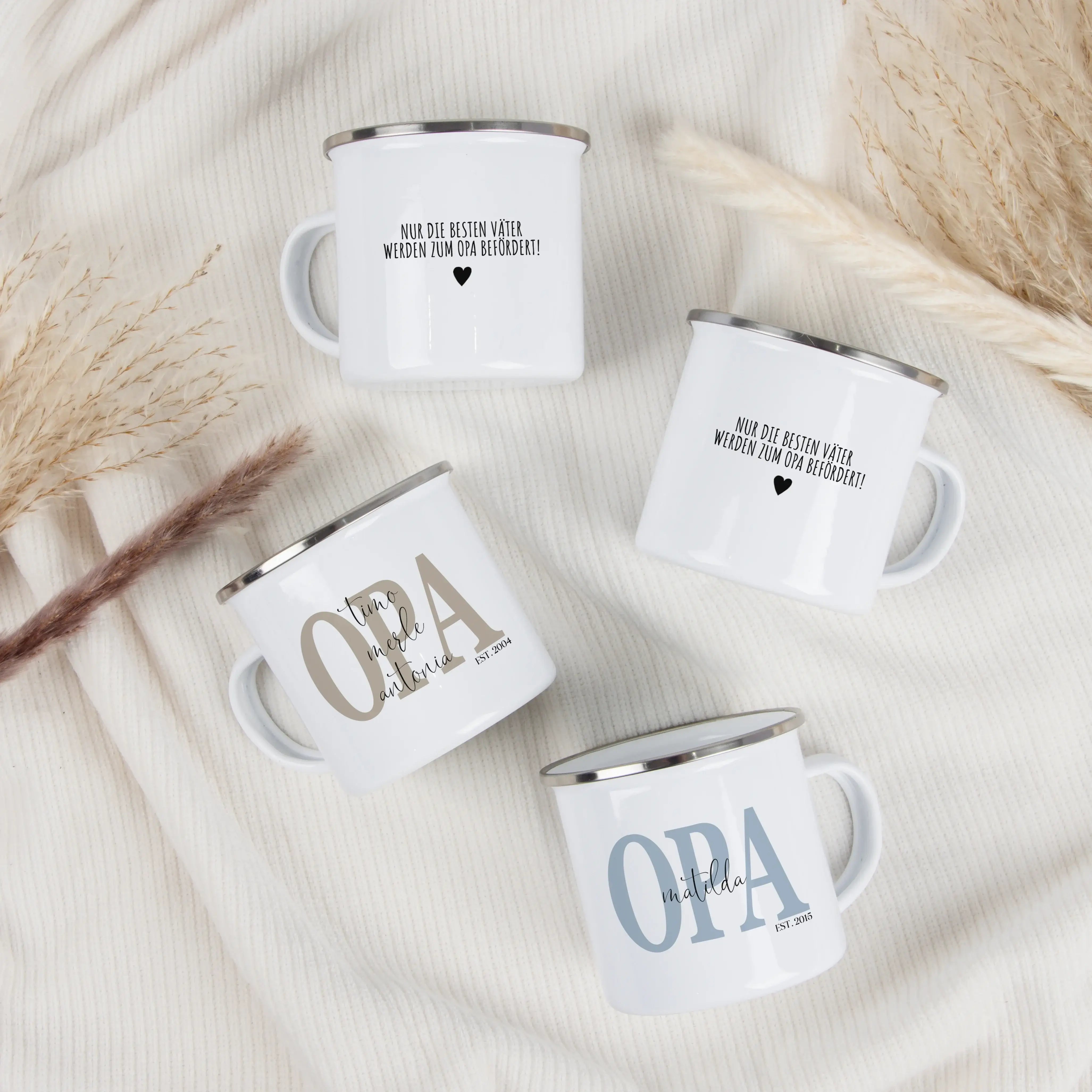 Emaille Tasse Opa seit-Emaille Tasse-famprints-Die Emaille Tasse Opa seit ist ein persönliches Geschenk, das zeigt, wie stolz dein Opa auf seine Rolle ist. Mit einem individuell wählbaren Jahr und den Namen der Enkel wird aus einer schlichten Emaille-Tass