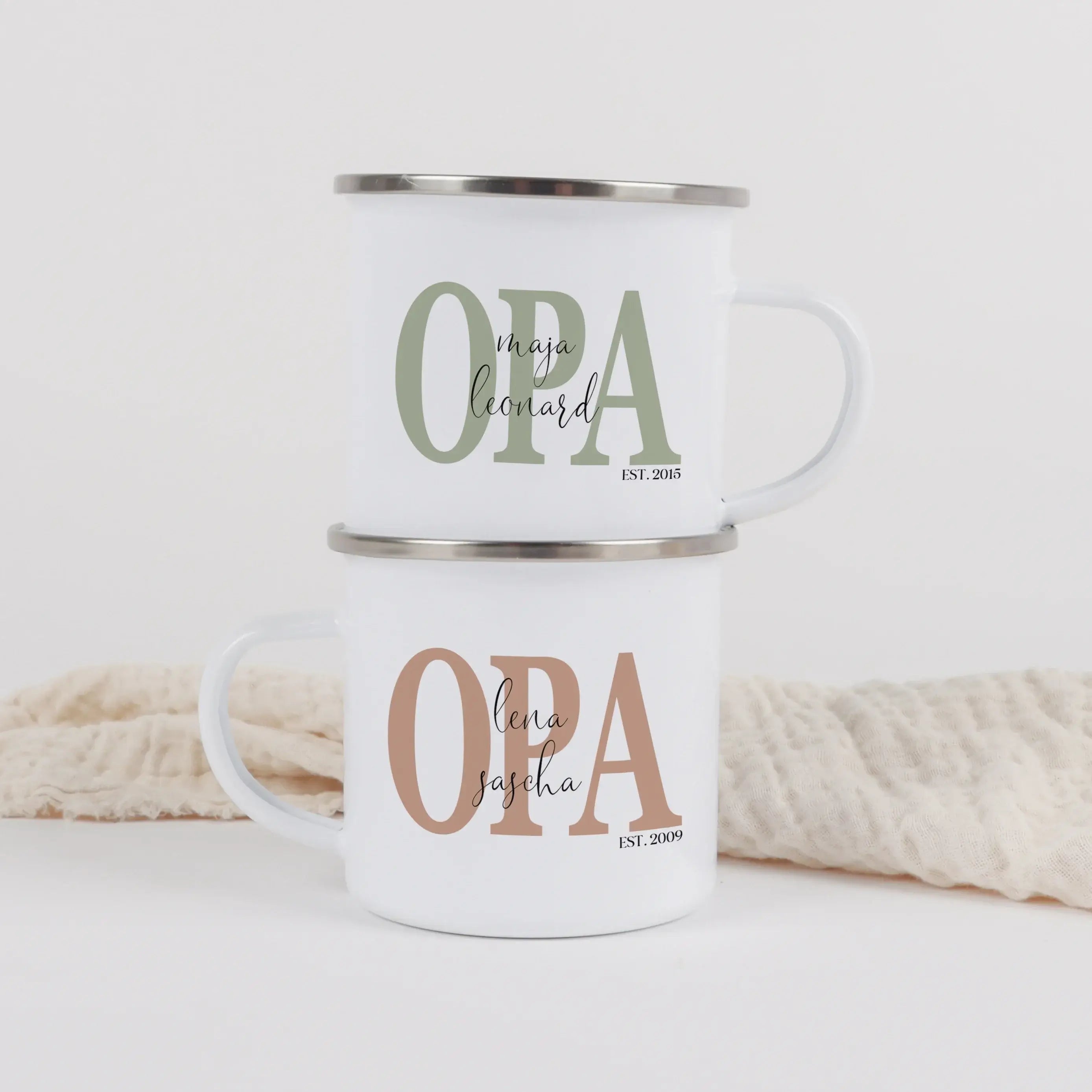 Emaille Tasse Opa seit-Emaille Tasse-famprints-Die Emaille Tasse Opa seit ist ein persönliches Geschenk, das zeigt, wie stolz dein Opa auf seine Rolle ist. Mit einem individuell wählbaren Jahr und den Namen der Enkel wird aus einer schlichten Emaille-Tass