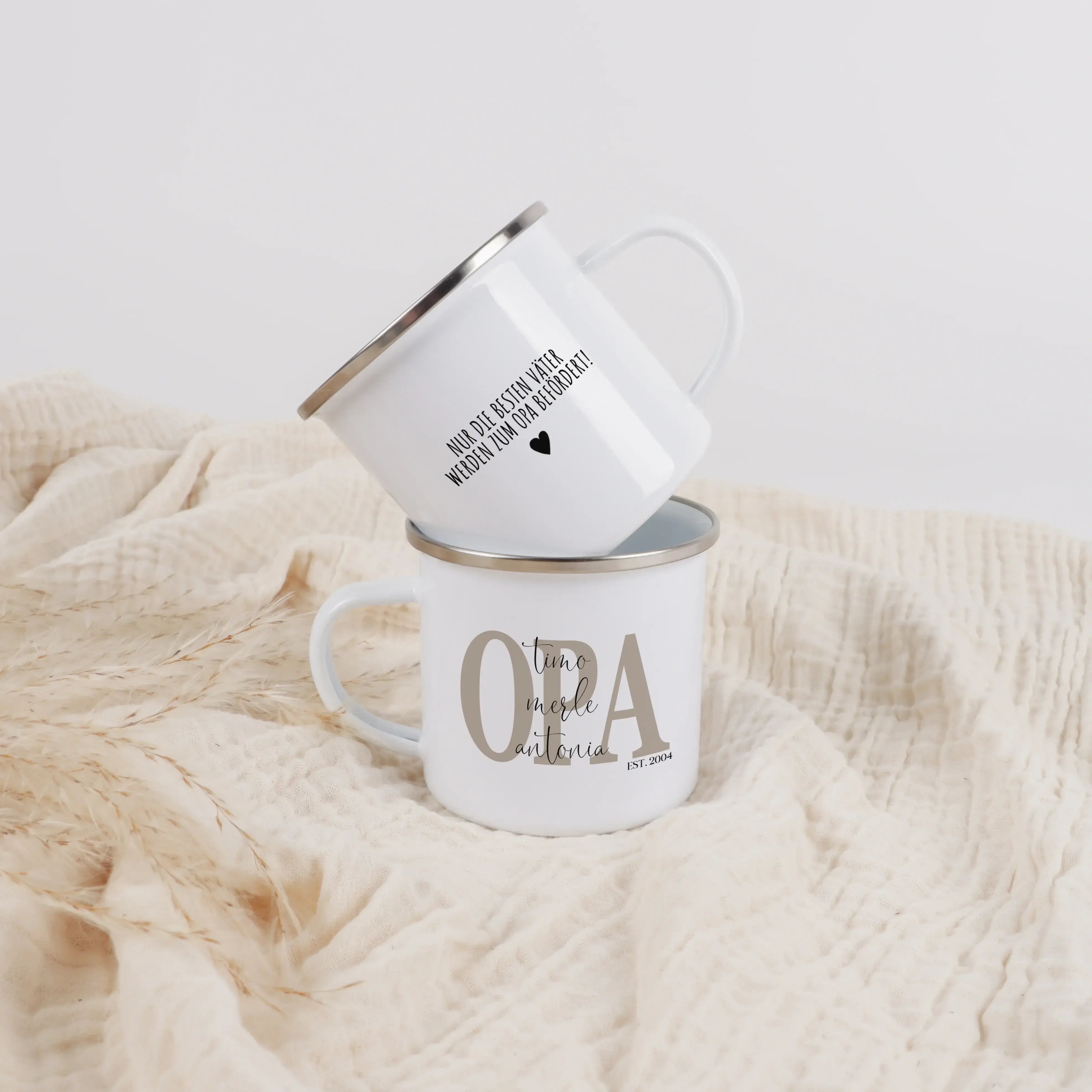 Emaille Tasse Opa seit-Emaille Tasse-famprints-Die Emaille Tasse Opa seit ist ein persönliches Geschenk, das zeigt, wie stolz dein Opa auf seine Rolle ist. Mit einem individuell wählbaren Jahr und den Namen der Enkel wird aus einer schlichten Emaille-Tass
