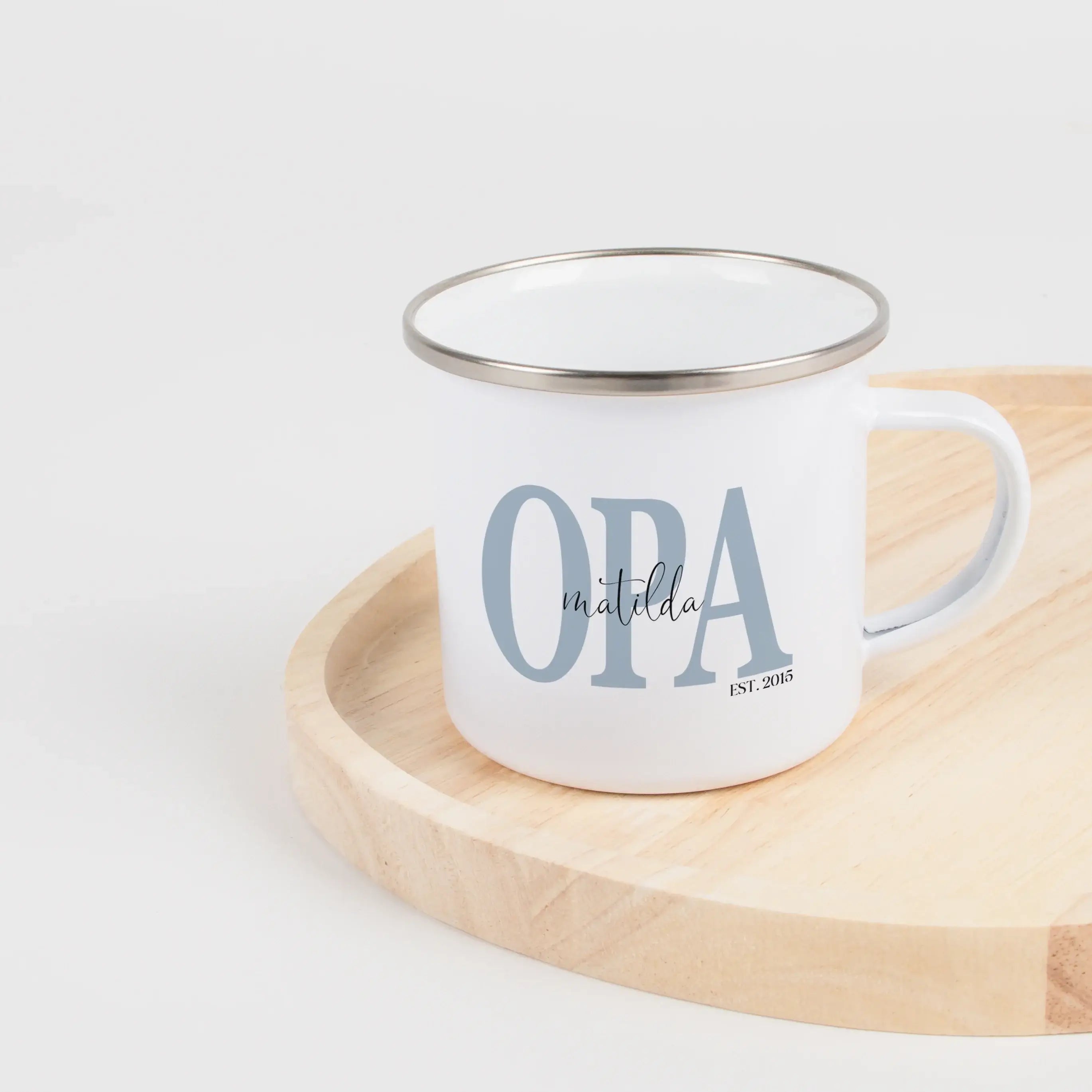 Emaille Tasse Opa seit-Emaille Tasse-famprints-Die Emaille Tasse Opa seit ist ein persönliches Geschenk, das zeigt, wie stolz dein Opa auf seine Rolle ist. Mit einem individuell wählbaren Jahr und den Namen der Enkel wird aus einer schlichten Emaille-Tass