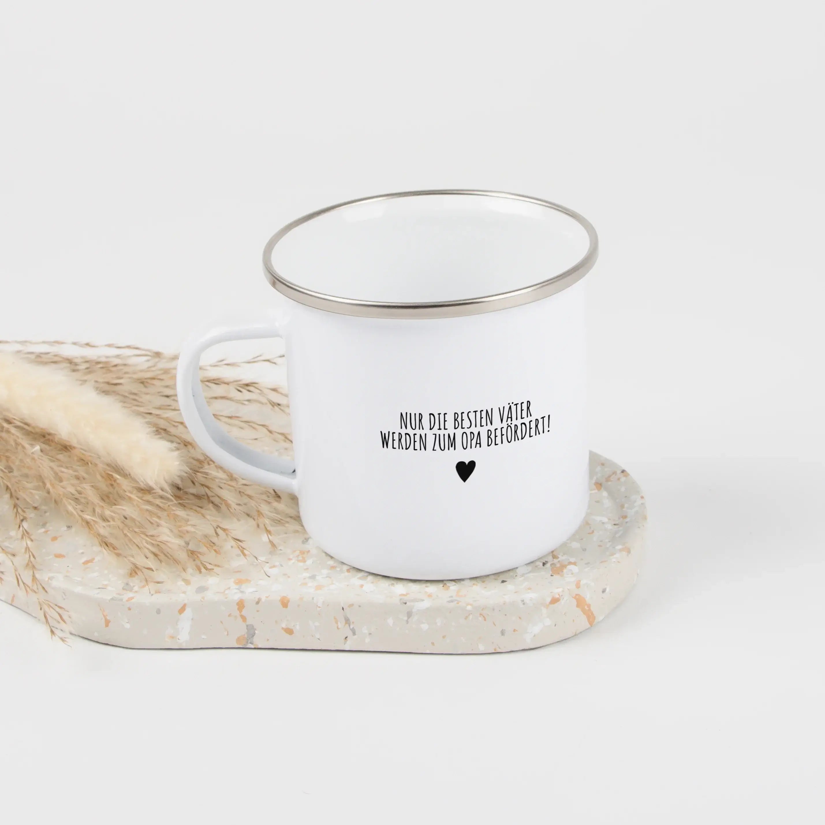 Emaille Tasse Opa seit-Emaille Tasse-famprints-Die Emaille Tasse Opa seit ist ein persönliches Geschenk, das zeigt, wie stolz dein Opa auf seine Rolle ist. Mit einem individuell wählbaren Jahr und den Namen der Enkel wird aus einer schlichten Emaille-Tass