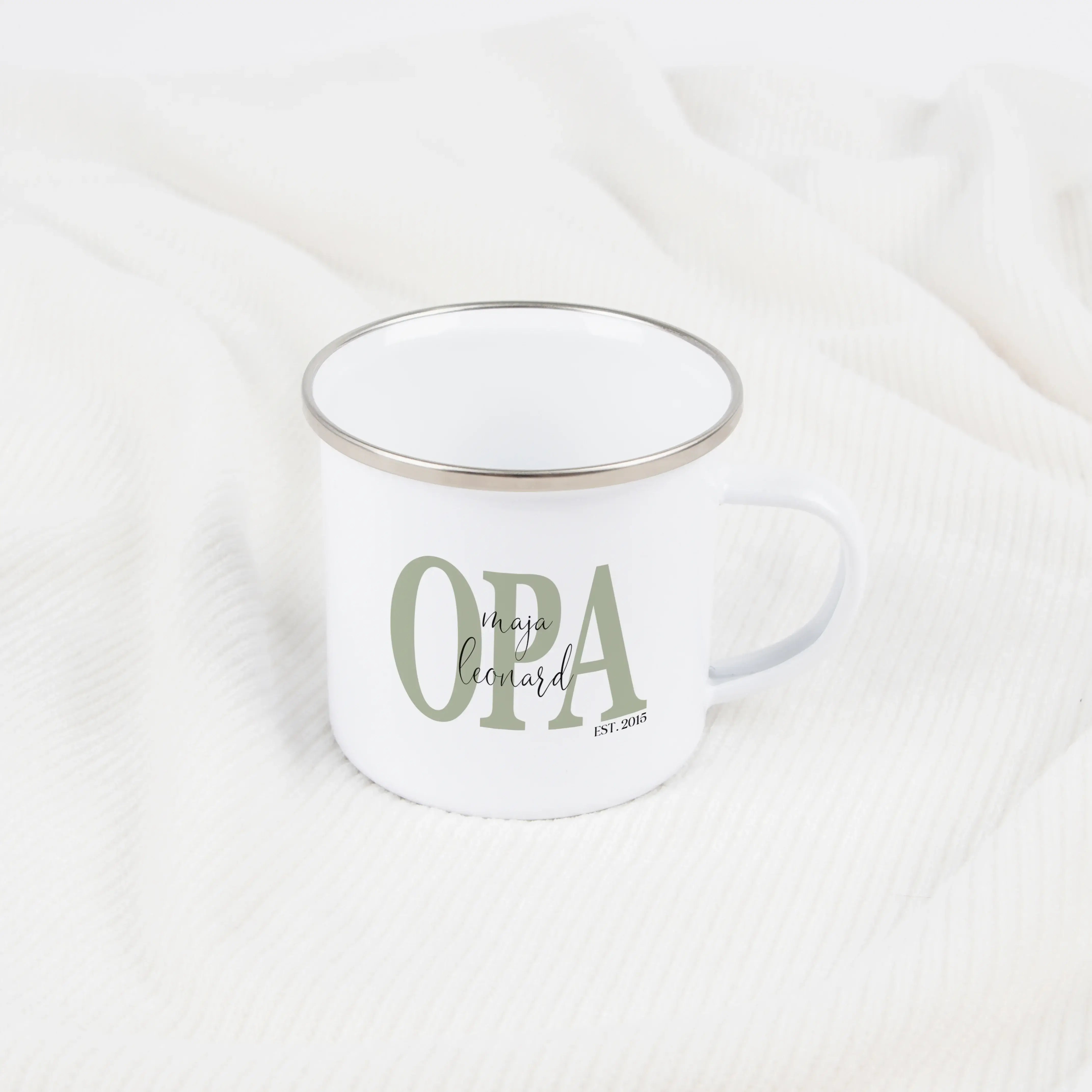 Emaille Tasse Opa seit-Emaille Tasse-famprints-Die Emaille Tasse Opa seit ist ein persönliches Geschenk, das zeigt, wie stolz dein Opa auf seine Rolle ist. Mit einem individuell wählbaren Jahr und den Namen der Enkel wird aus einer schlichten Emaille-Tass