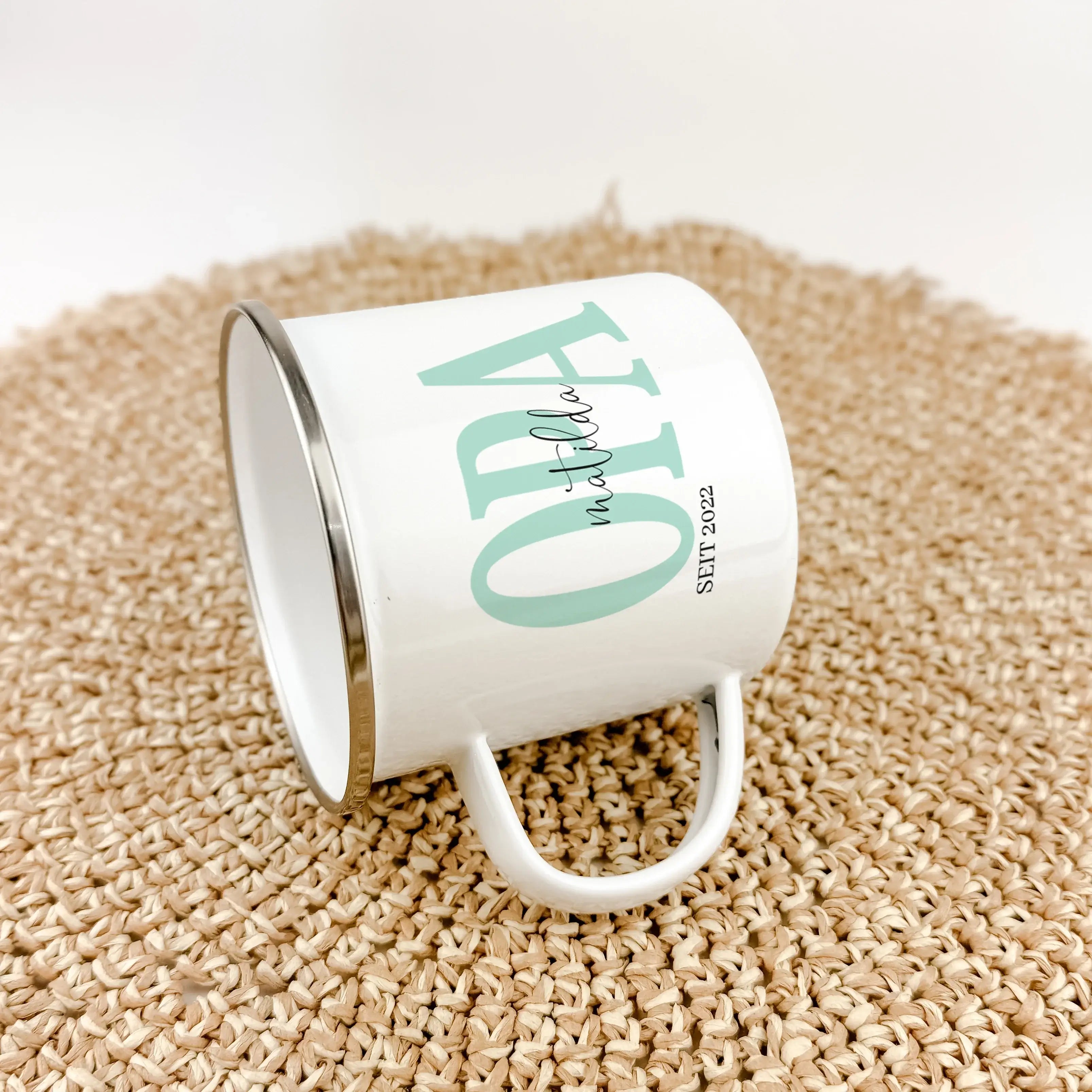 Emaille Tasse Opa seit - Emaille Tasse - famprints - Verschenke ein Stück Liebe und Erinnerung mit unserer einzigartigen Emaille Tasse „Opa seit“. Diese personalisierte Tasse ist nicht nur ein praktisches Accessoire, sondern ein emotionales Geschenk, das