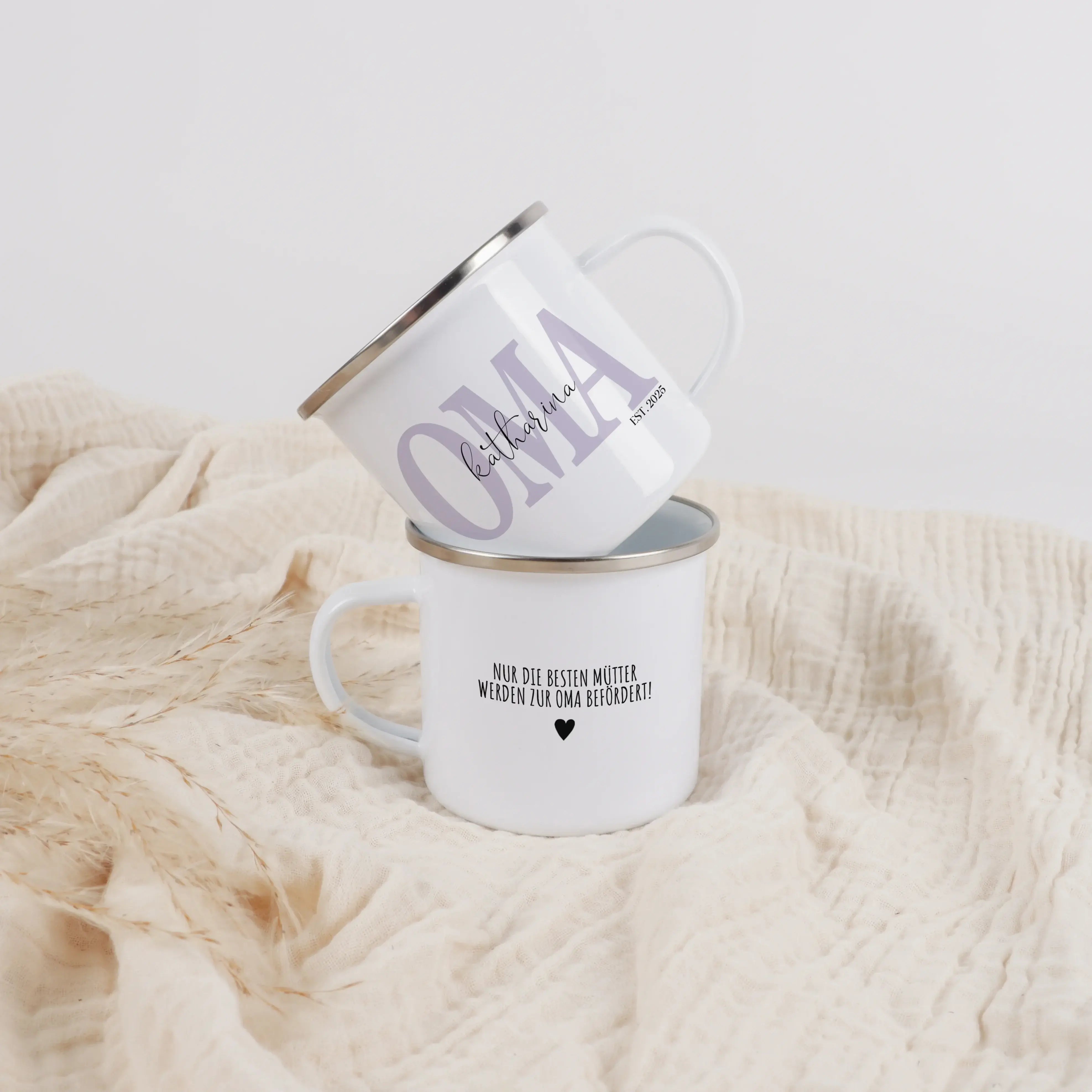 Emaille Tasse Oma seit-Emaille Tasse-famprints-Diese Emaille Tasse Oma seit ist ein Geschenk, das sagt, was oft schwer in Worte zu fassen ist. Du gestaltest sie mit den Namen der Enkelkinder und dem Jahr, seitdem sie Oma ist. So entsteht eine personalisie