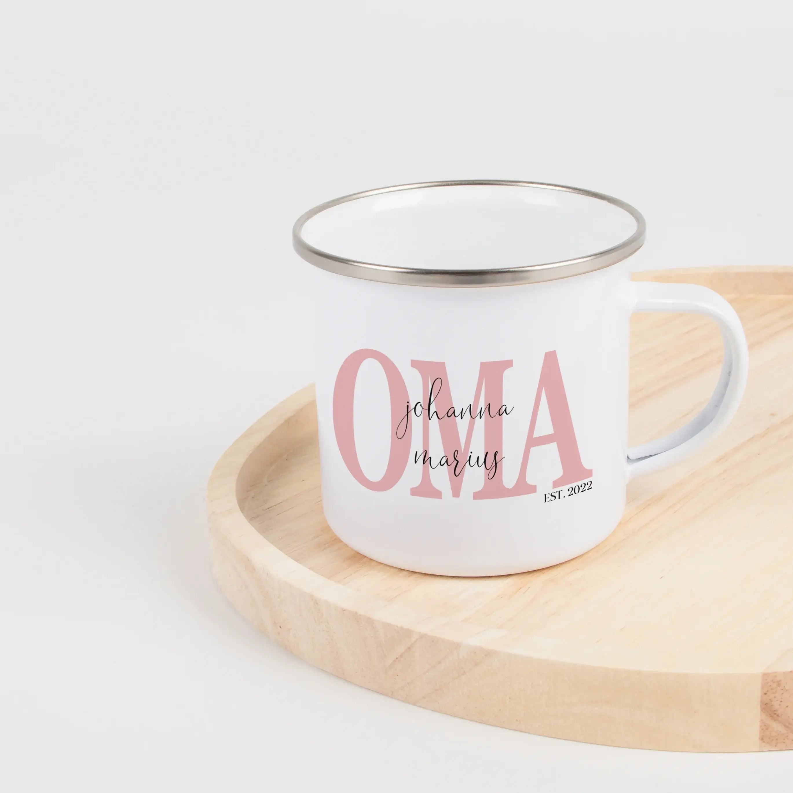 Emaille Tasse Oma seit-Emaille Tasse-famprints-Diese Emaille Tasse Oma seit ist ein Geschenk, das sagt, was oft schwer in Worte zu fassen ist. Du gestaltest sie mit den Namen der Enkelkinder und dem Jahr, seitdem sie Oma ist. So entsteht eine personalisie