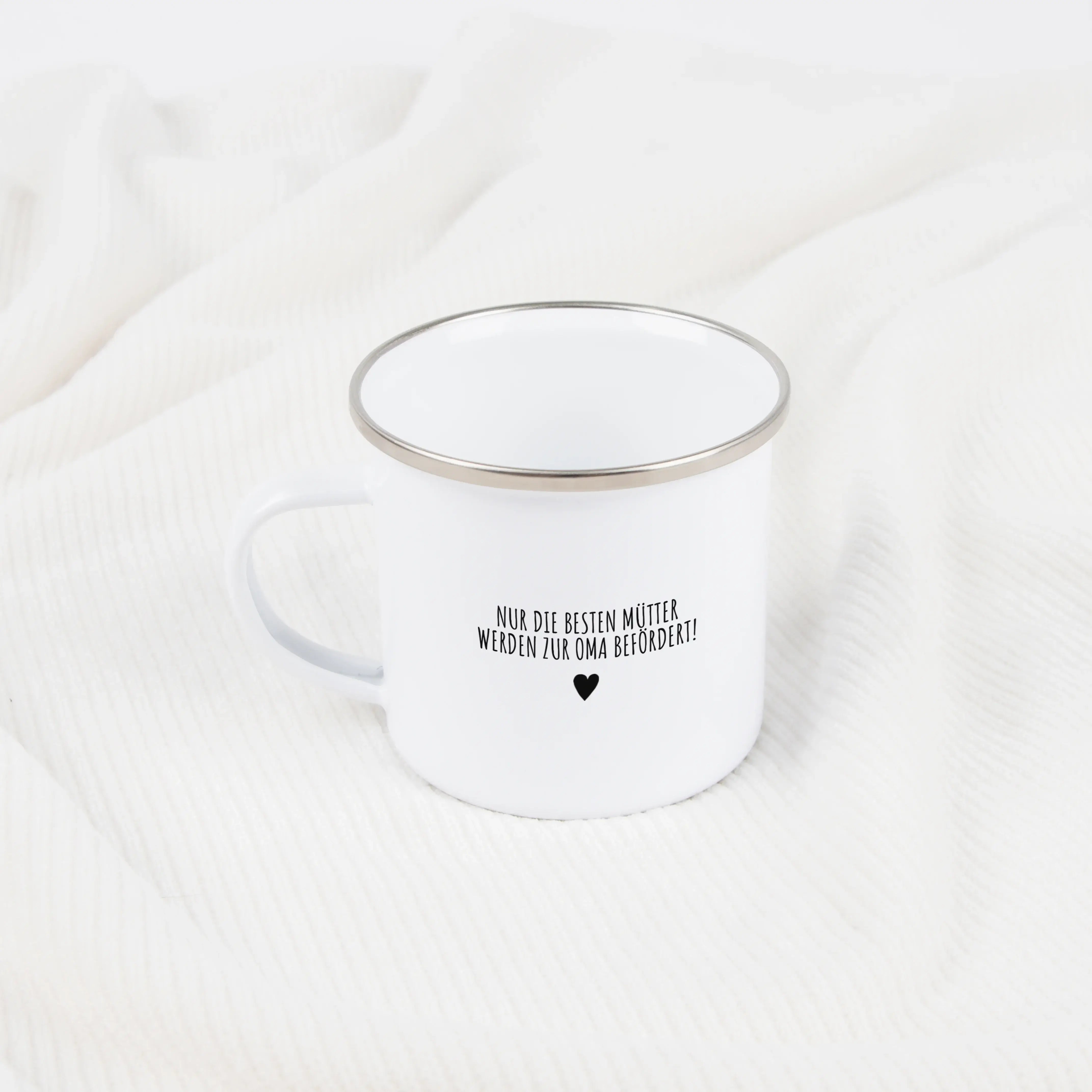 Emaille Tasse Oma seit-Emaille Tasse-famprints-Diese Emaille Tasse Oma seit ist ein Geschenk, das sagt, was oft schwer in Worte zu fassen ist. Du gestaltest sie mit den Namen der Enkelkinder und dem Jahr, seitdem sie Oma ist. So entsteht eine personalisie